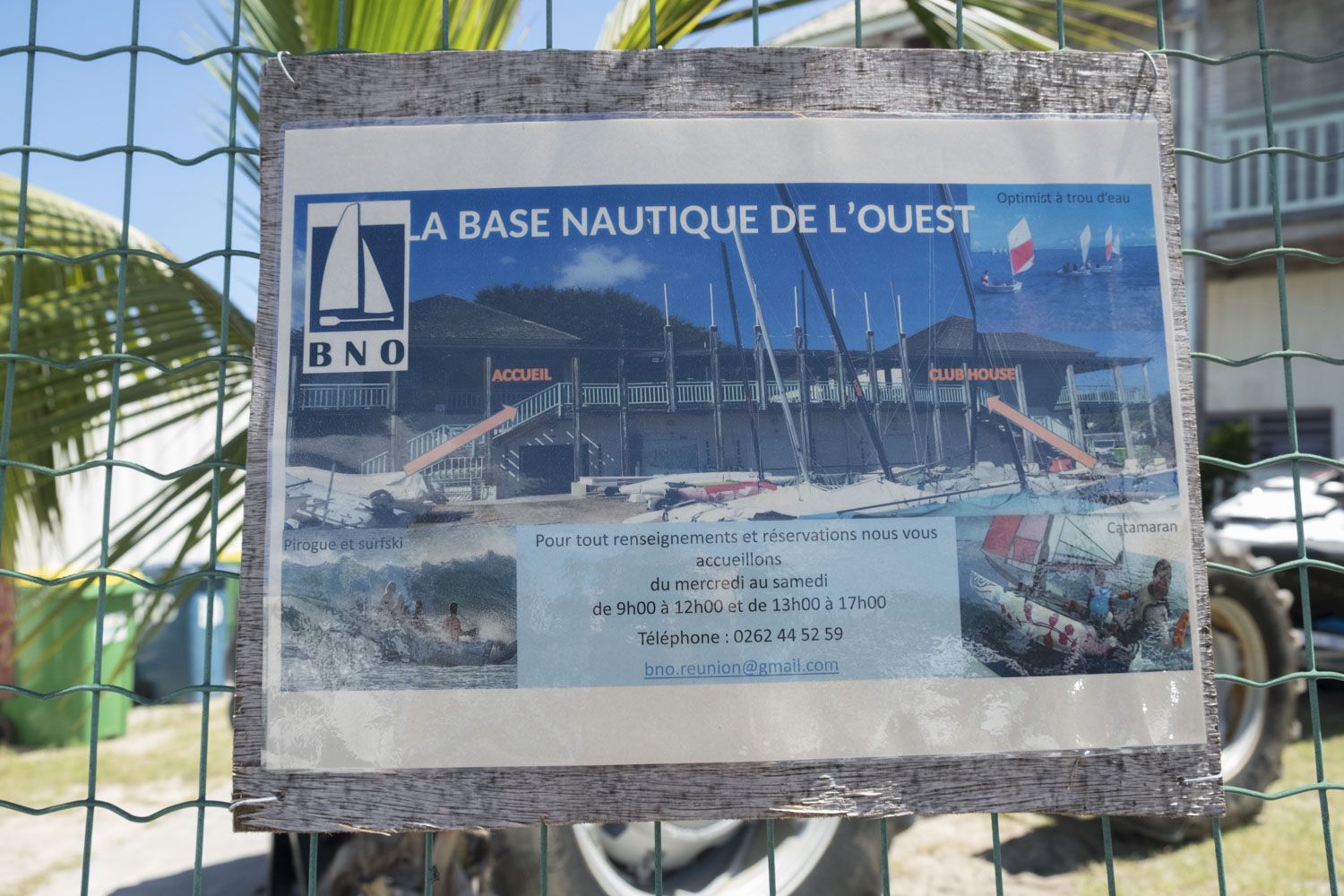 La base nautique de l’Ouest est située à Saint-Gilles, plage des brisants, une commune de l’ouest de l’île, autrefois réputée pour ses spots de surf.