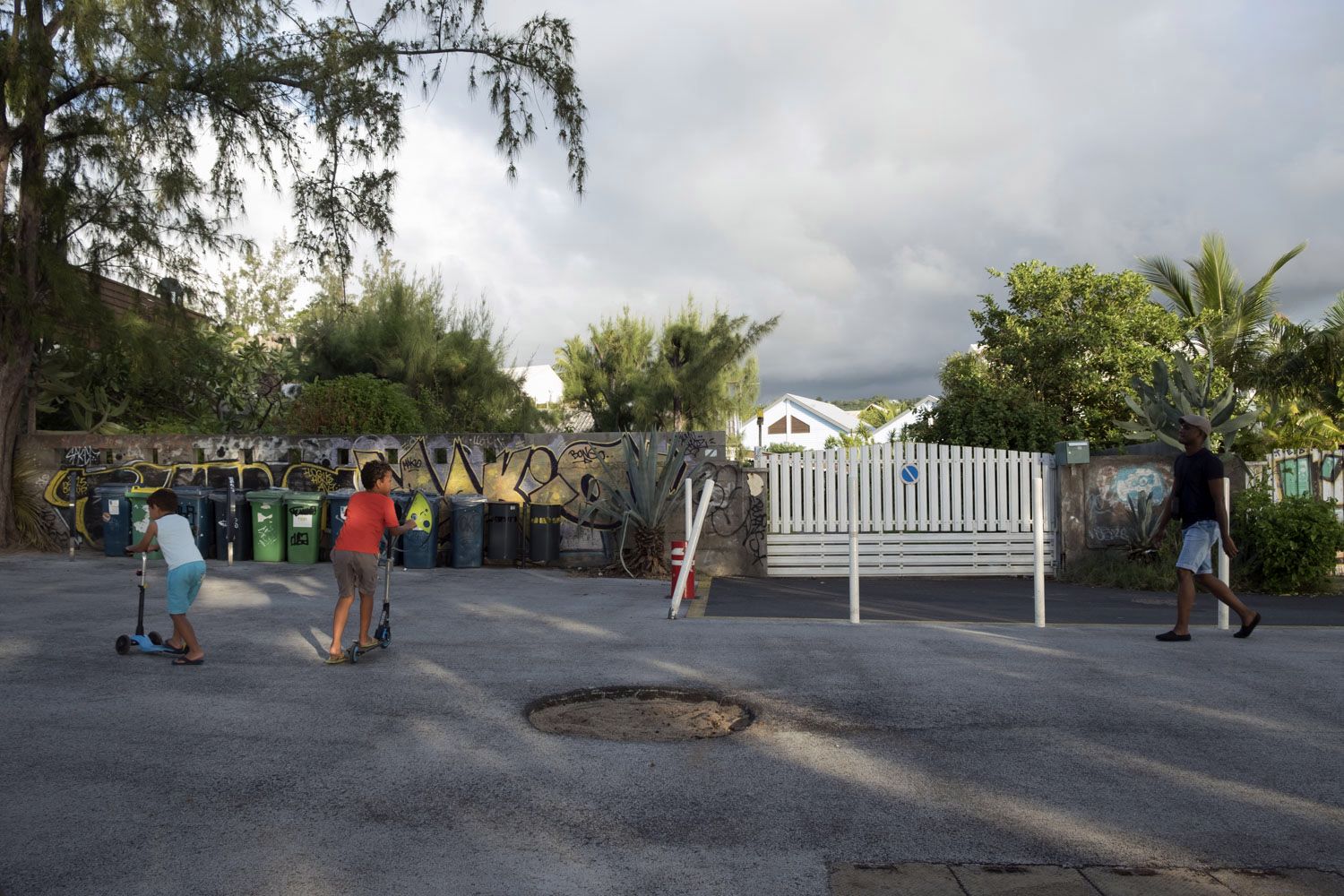 Une digue permet aux plus jeunes de se défouler après une journée d’école.