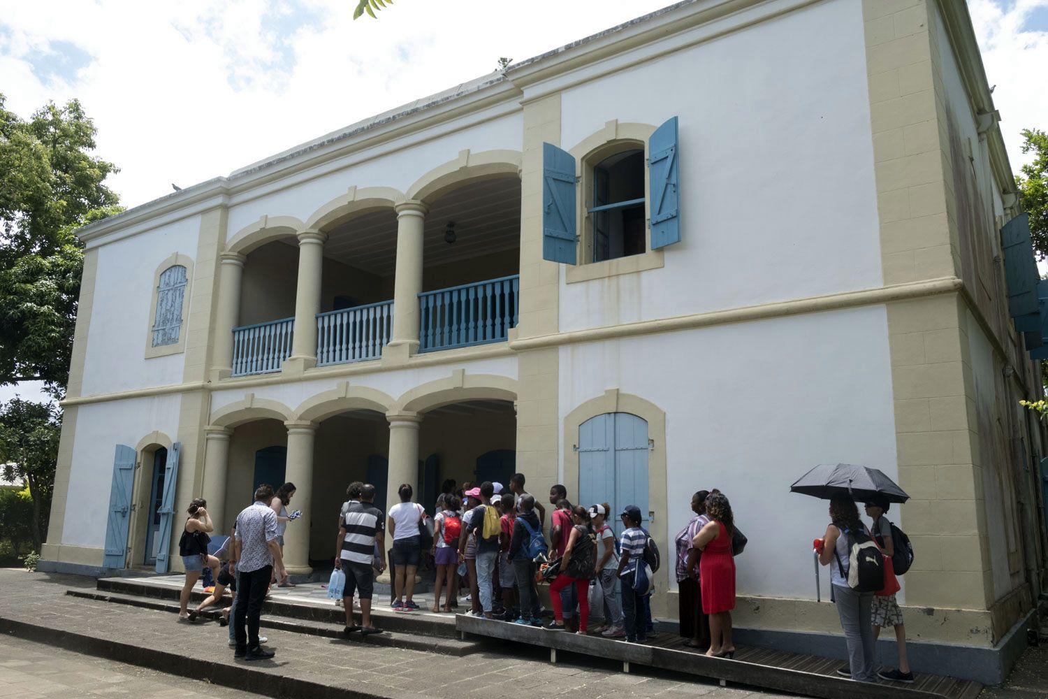 La face arrière de la maison dévoile une façade originale pour l’époque. La bâtisse ne ressemble pas à une maison créole traditionnelle. Elle emprunte davantage aux maisons coloniales que l’on retrouvait à Pondichéry en Inde.