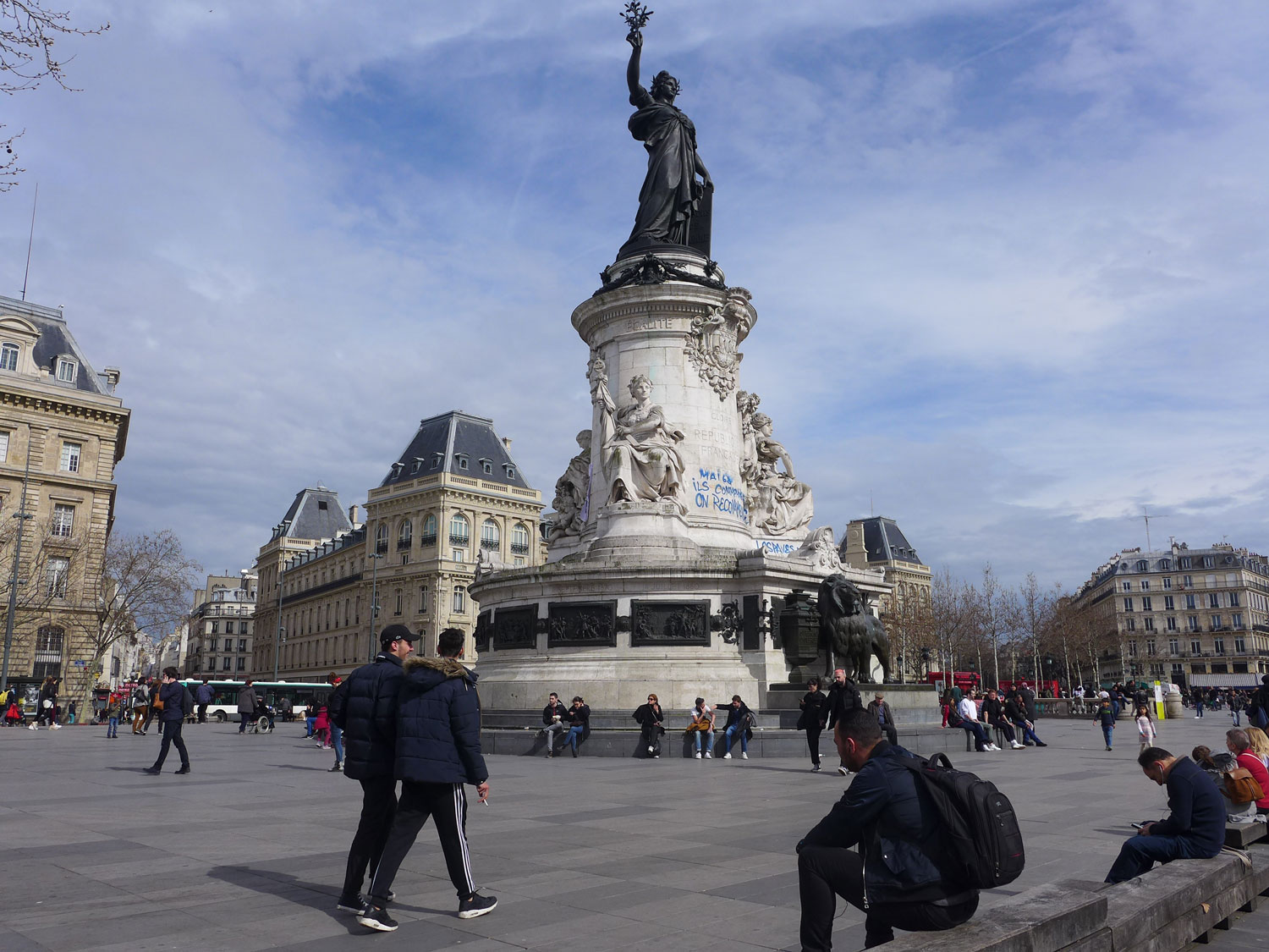 Place de la République. Depuis 2013, la place est redevenue piétonnière et les véhicules doivent la contourner.