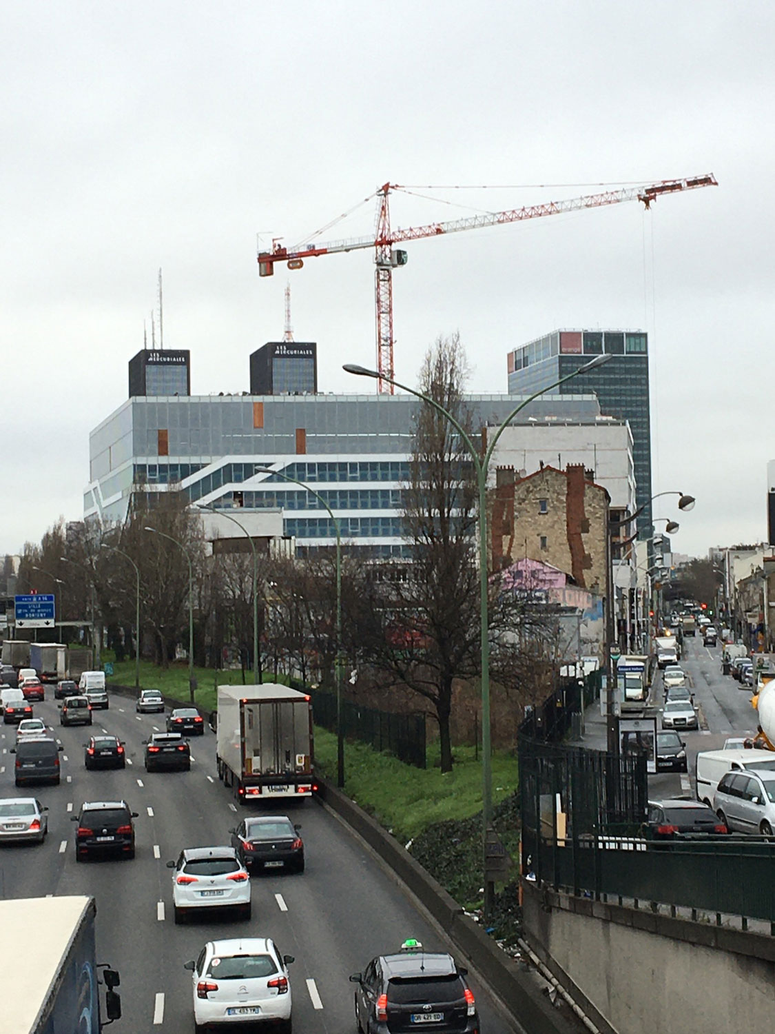 La forêt urbaine du XXe est coincée entre le boulevard périphérique et les bâtiments © Globe Reporters