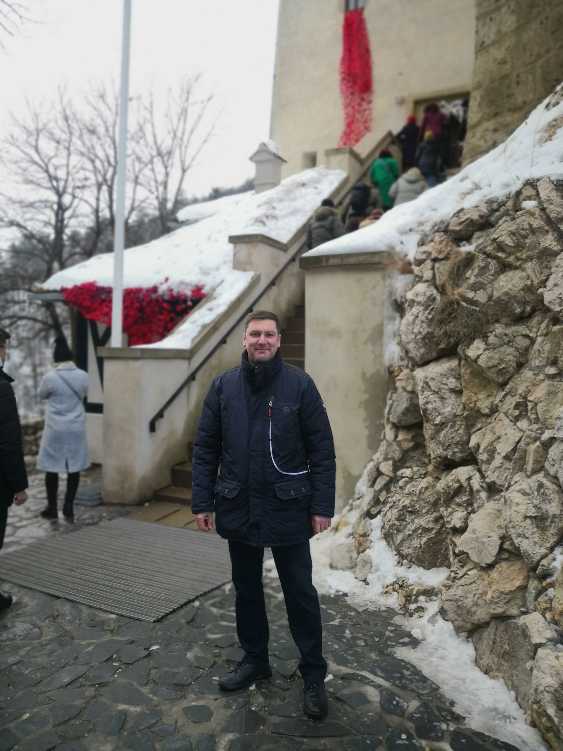 Mihnea MORARU devant l’entrée du château © Globe Reporters