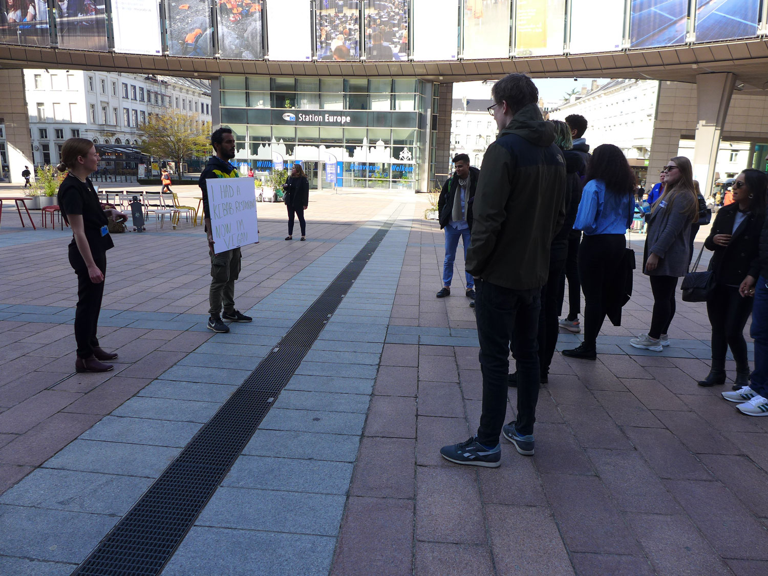 Le dialogue s’engage vite avec les passants.