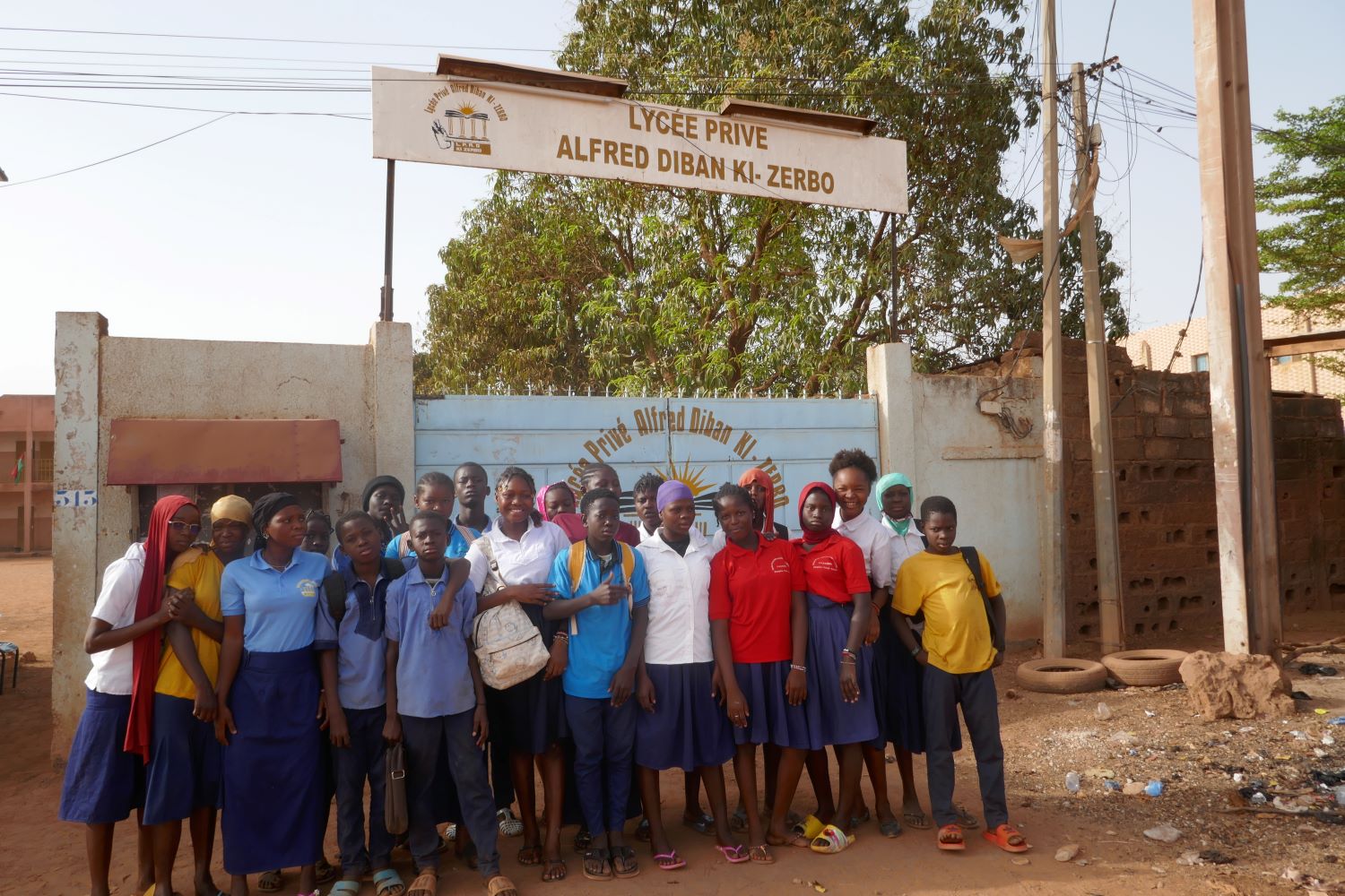 Photo de groupe avec la classe des élèves du Lycée Alfred Diban KI-ZERBO une fois terminé l’interview © Globe Reporters/Zabda