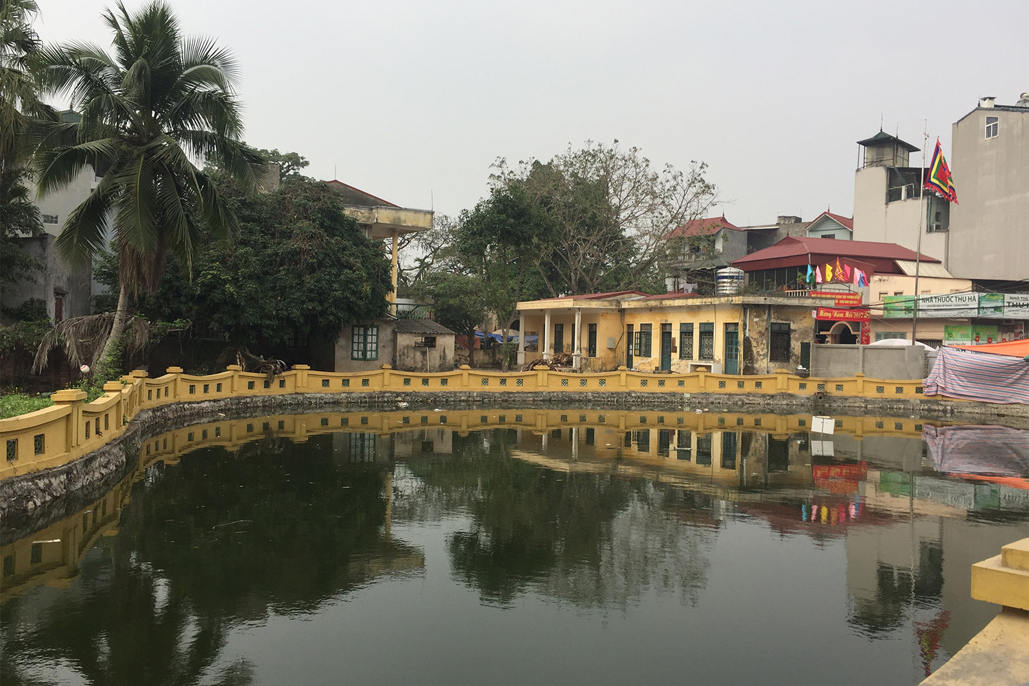 Le village de la mère de Diep est situé autour d’un étang, dans lequel on trouve des sacs en plastique, des poissons morts, des déchets. L’eau n’est même plus verte : elle est noire !