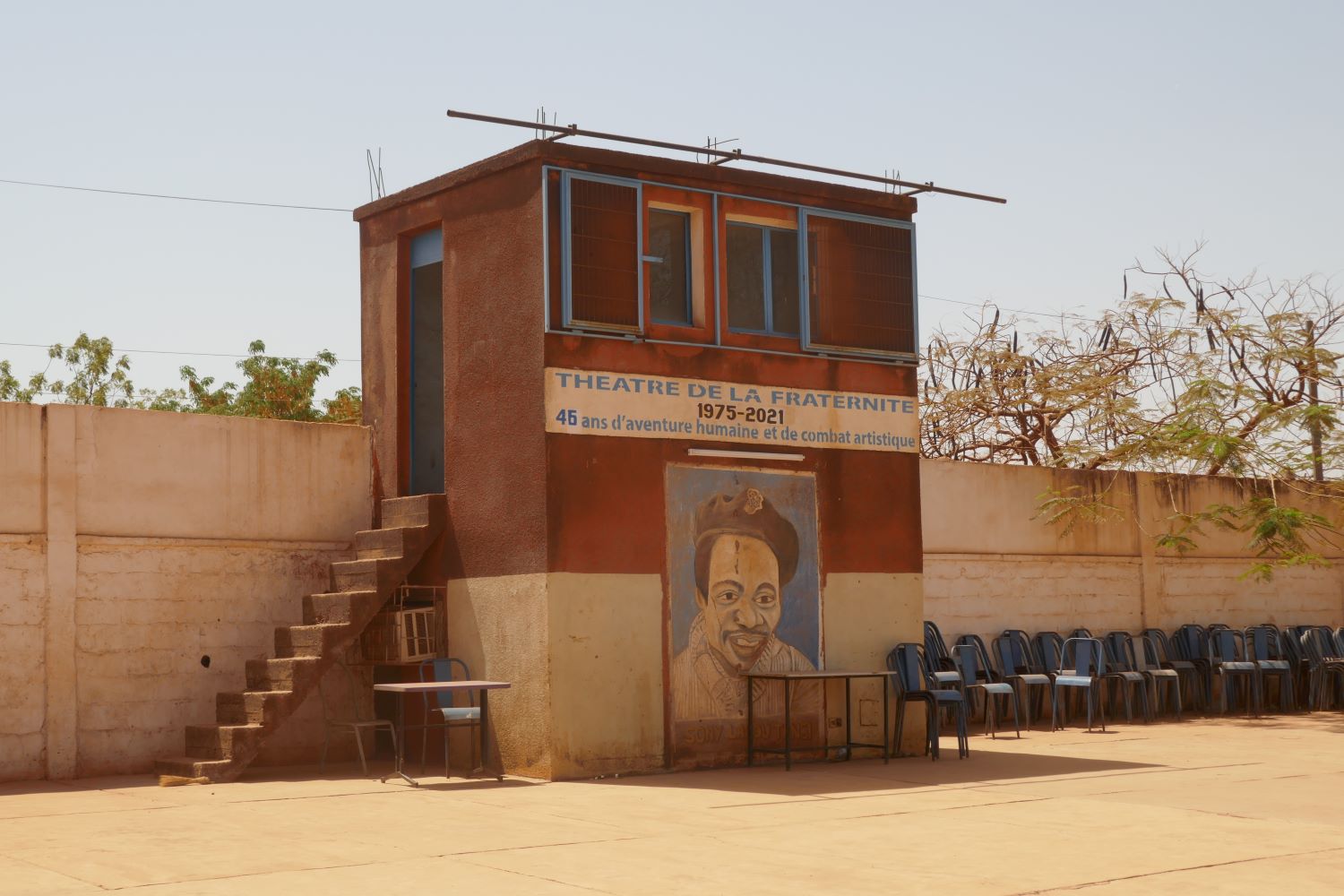 Au fond du théâtre Soni Labou Tansi se trouve le poste des techniciens du son et de la lumière © Globe Reporters