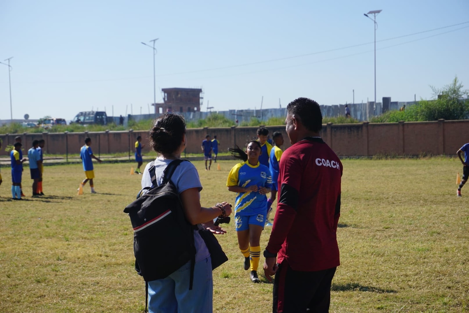 Le coach Rôrò explique à notre envoyée spéciale le fonctionnement de l’école de football © Globe Reporters