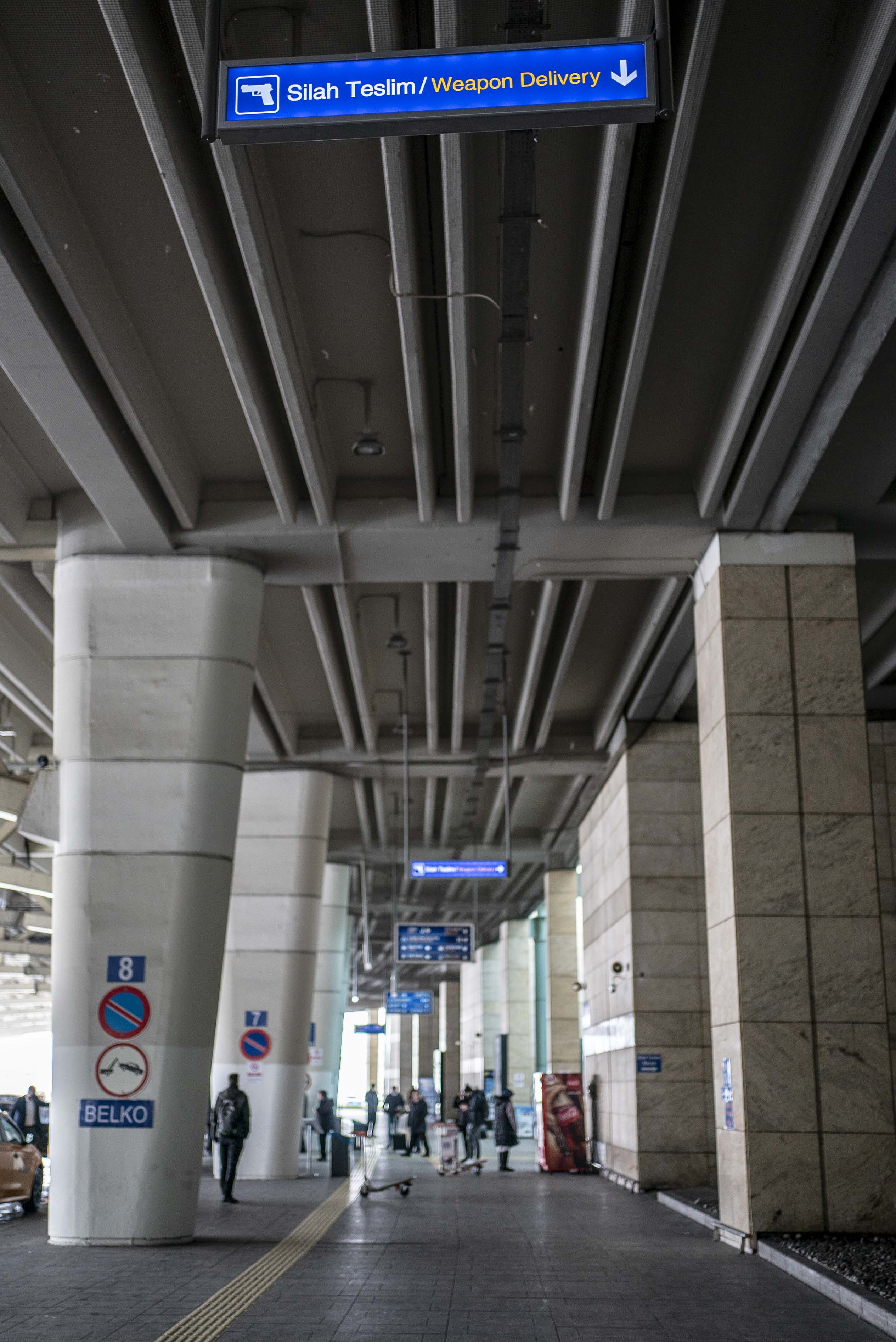 Un signe mystérieux à l’aéroport (livraison d’armes) © Globe Reporters