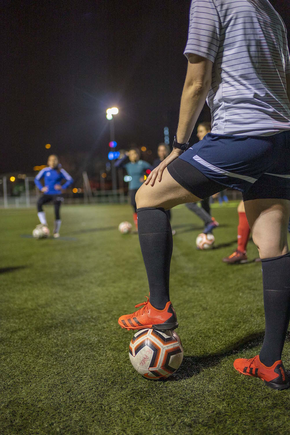 Entraînement nocturne du Paris FC Arc-en-Ciel © Globe Reporters