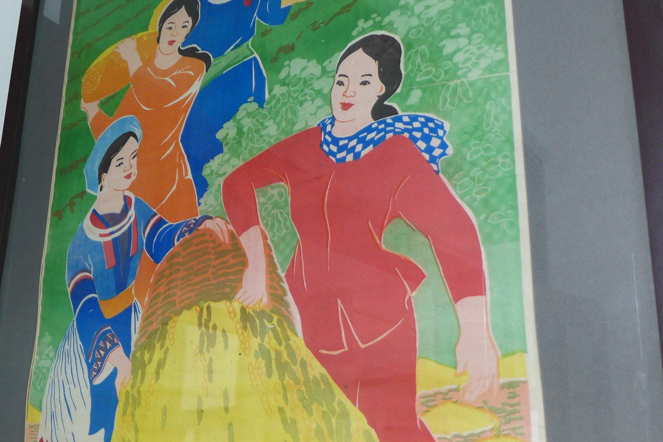 Vous pouvez aussi voir des affiches destinées à valoriser une femme vietnamienne combattante, au foyer, dévouée au travail et à la famille.