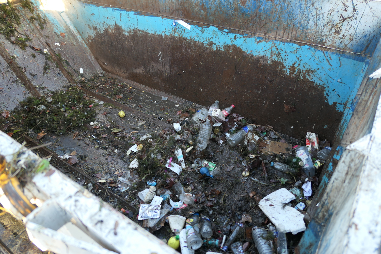 Toutes sortes de déchets sont ramassés par les bateaux nettoyeurs : papiers, bouteilles en plastique, chaussures, tentes, etc. © Globe Reporters