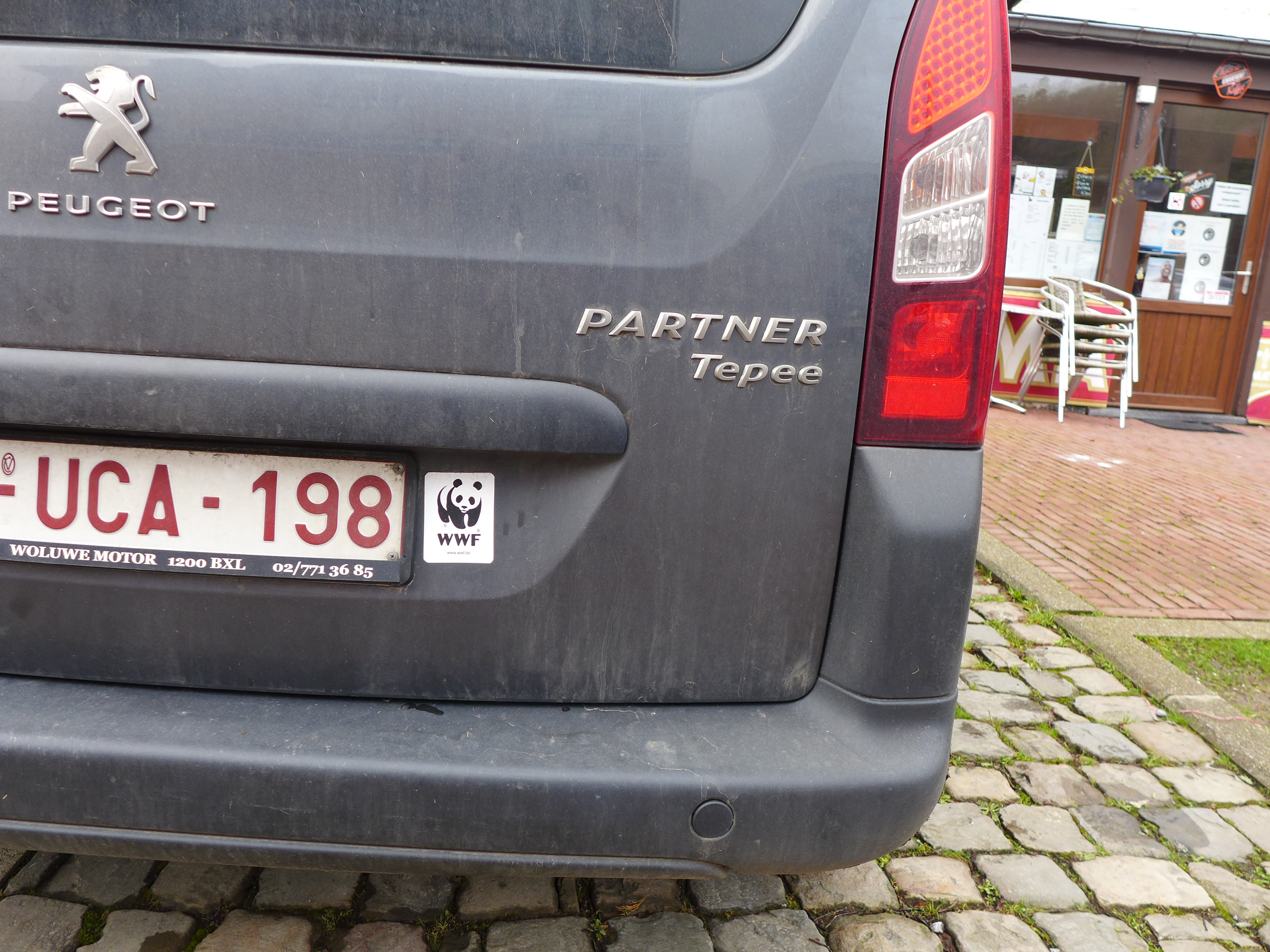 La voiture de Corentin avec le panda, signe de ralliement du WWF dans le monde entier © Globe Reporters