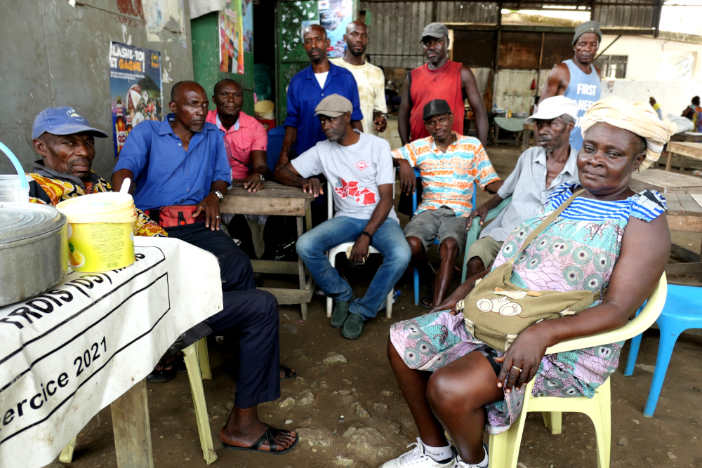 Pêcheurs du quartier de Bonabéry sur la rive droite du Wouri à Douala © Globe Reporters