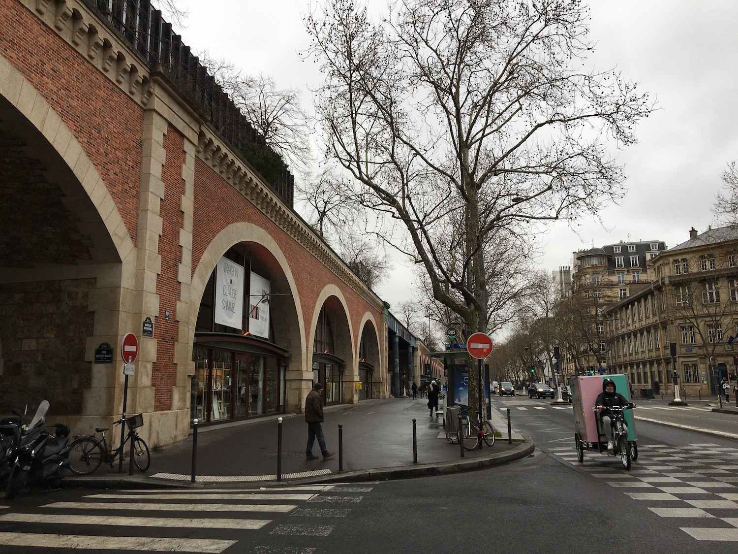 La coulée verte est plantée en hauteur au-dessus d’arches qui abritent des boutiques et restaurants © Globe Reporters