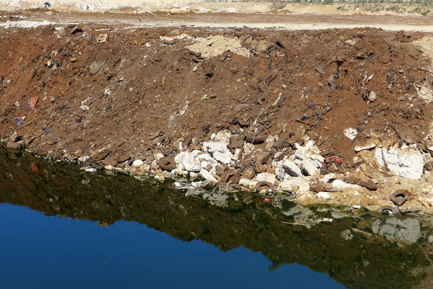 Une pollution qui va s’infiltrer dans le sol © Globe Reporters