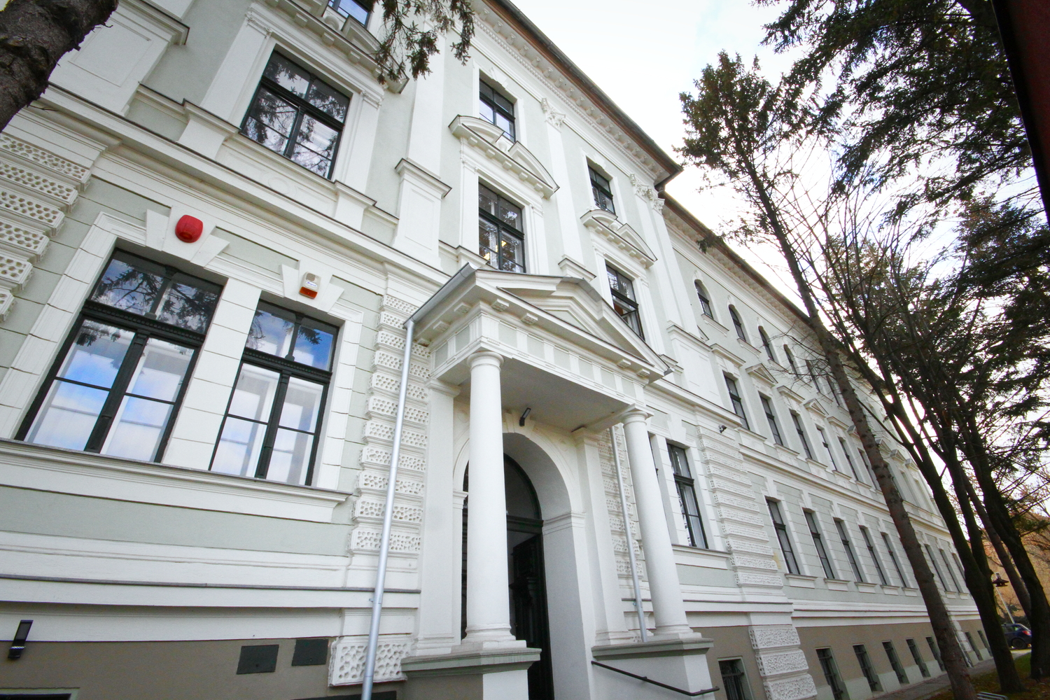 Le bâtiment du lycée, qui date du XIXè siècle. © Globe Reporters