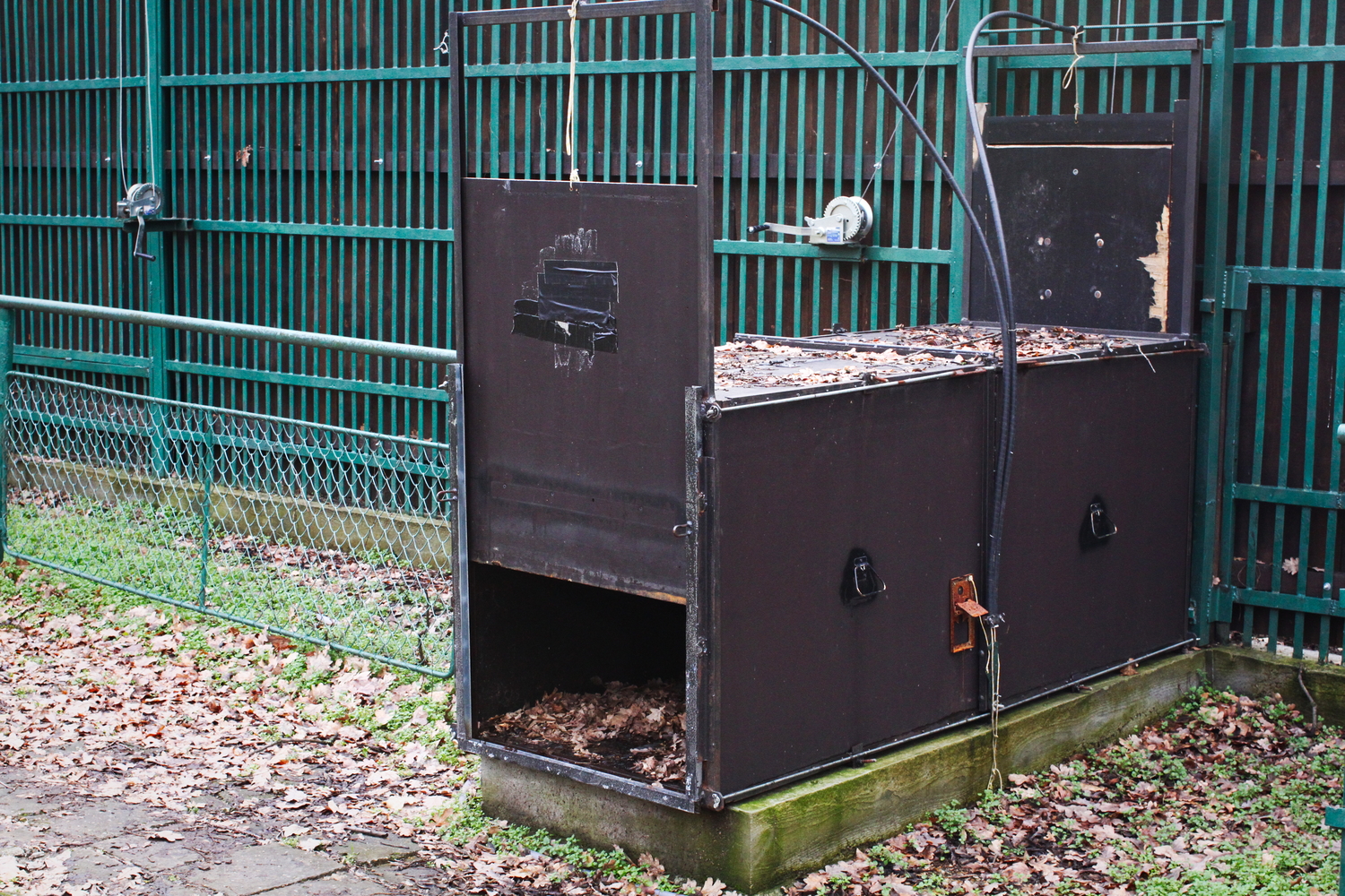 Cette cage est installée dans la forêt pour capturer le lynx. © Globe Reporters