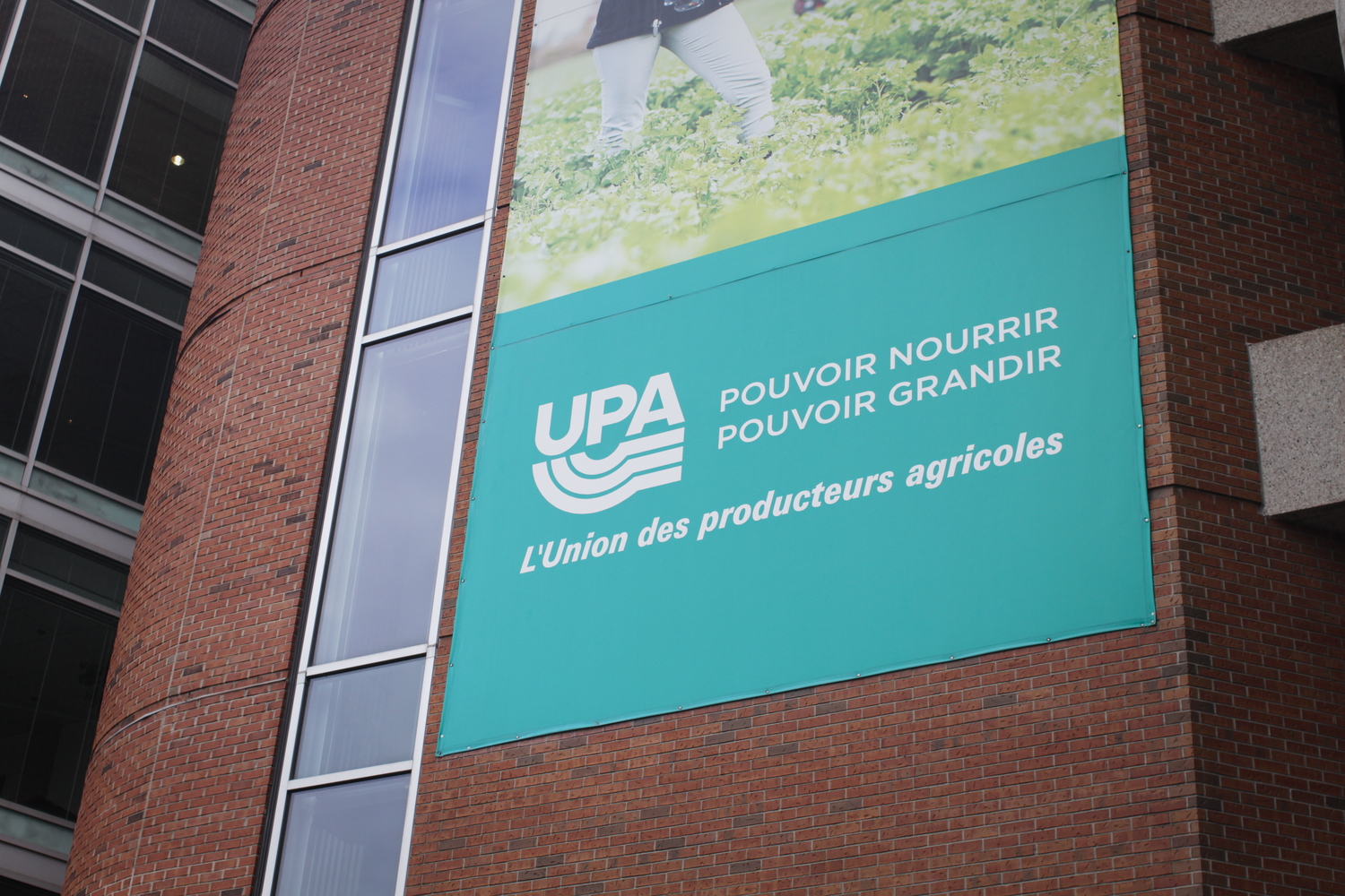 Grande affiche à l’entrée de l’UPA.