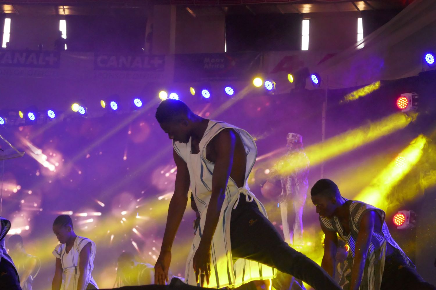 Danseurs durant la cérémonie de clôture du FESPACO © Globe Reporters