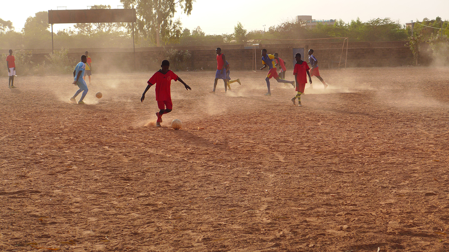 Pendant la saison des pluies, la pelouse repousse sur le terrain de foot. 