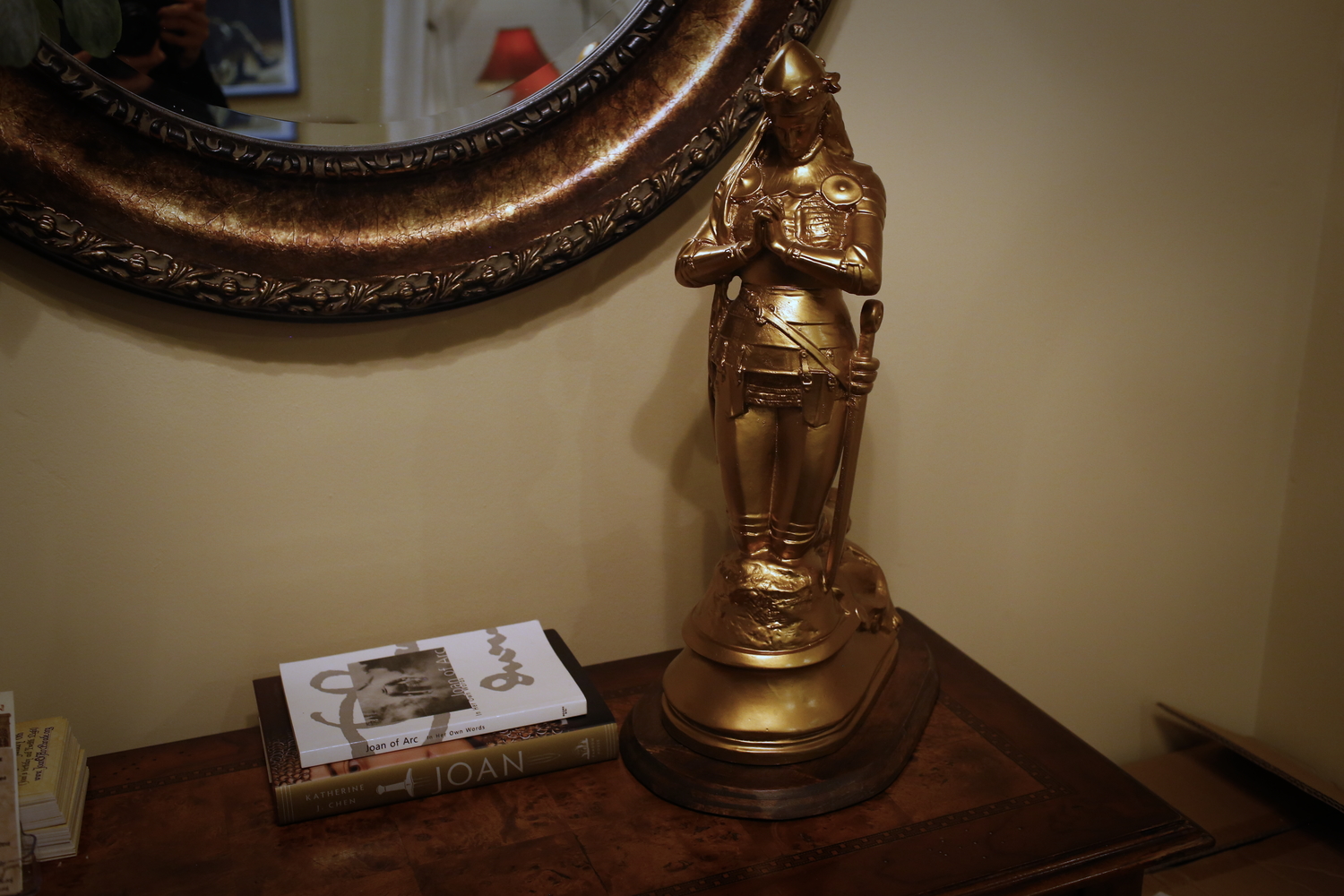 Statue de Jeanne d’Arc dans le hall d’entrée © Globe Reporters