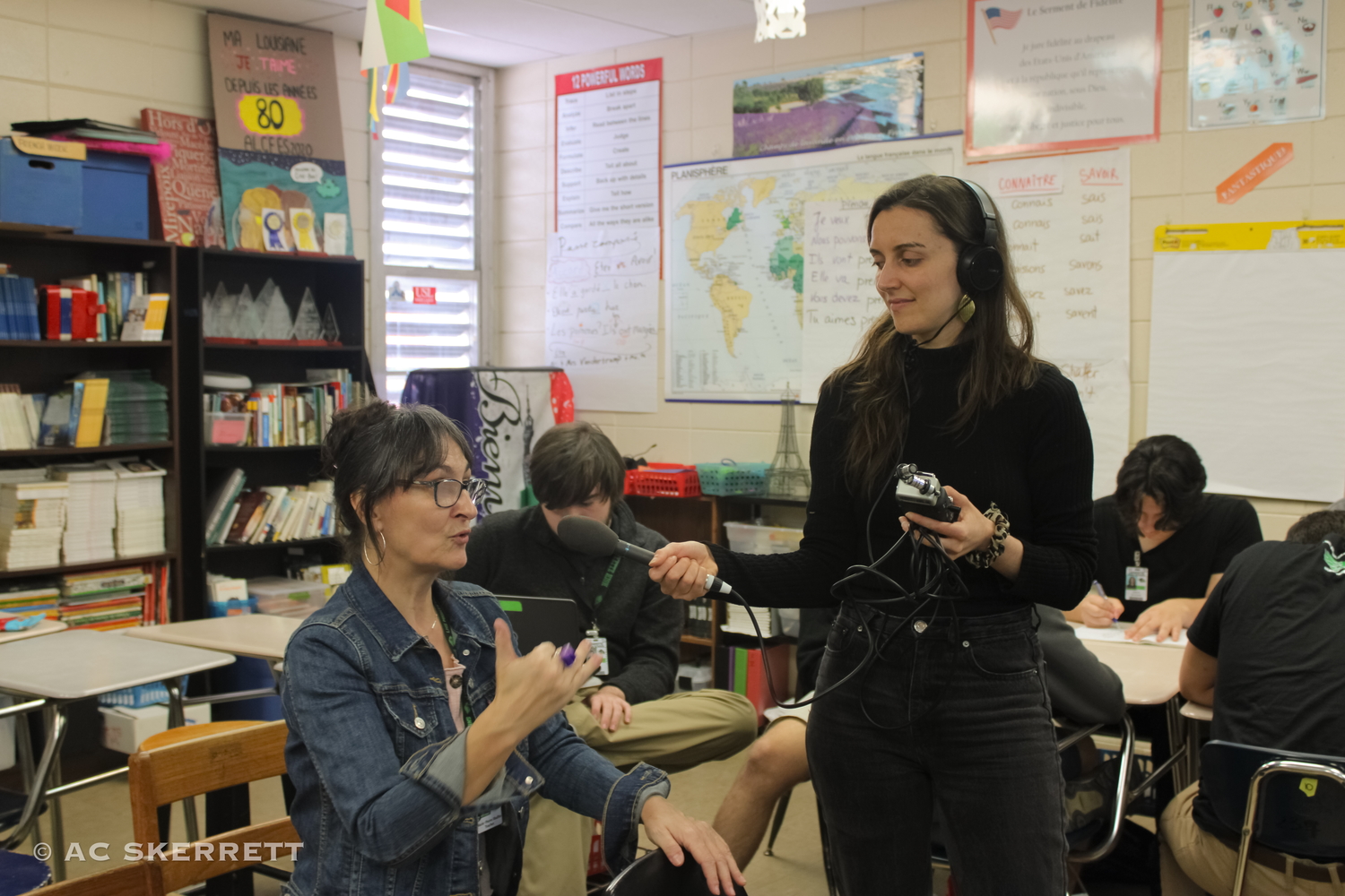 Marine interviewe l’enseignante © A. SKERRETT