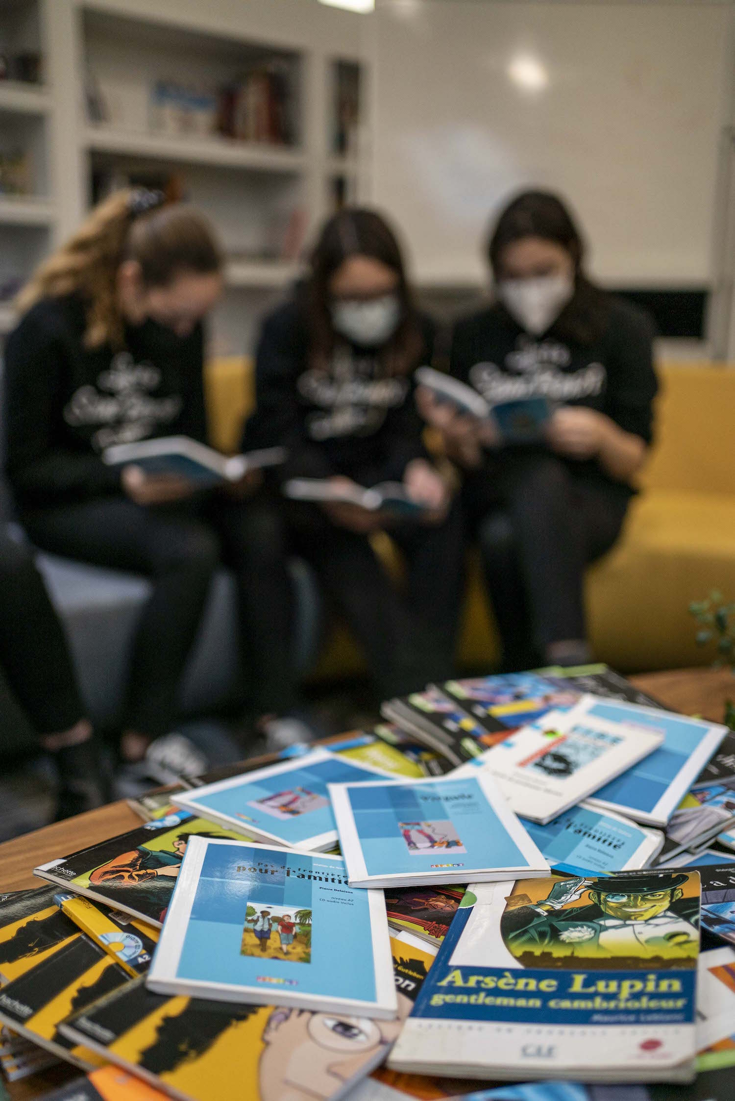 Dans la bibliothèque, les élèves révisent leur français. Saint-Benoît est francophone mais les élèves sont turcs et le français n’est pas leur langue maternelle ! © Globe Reporters