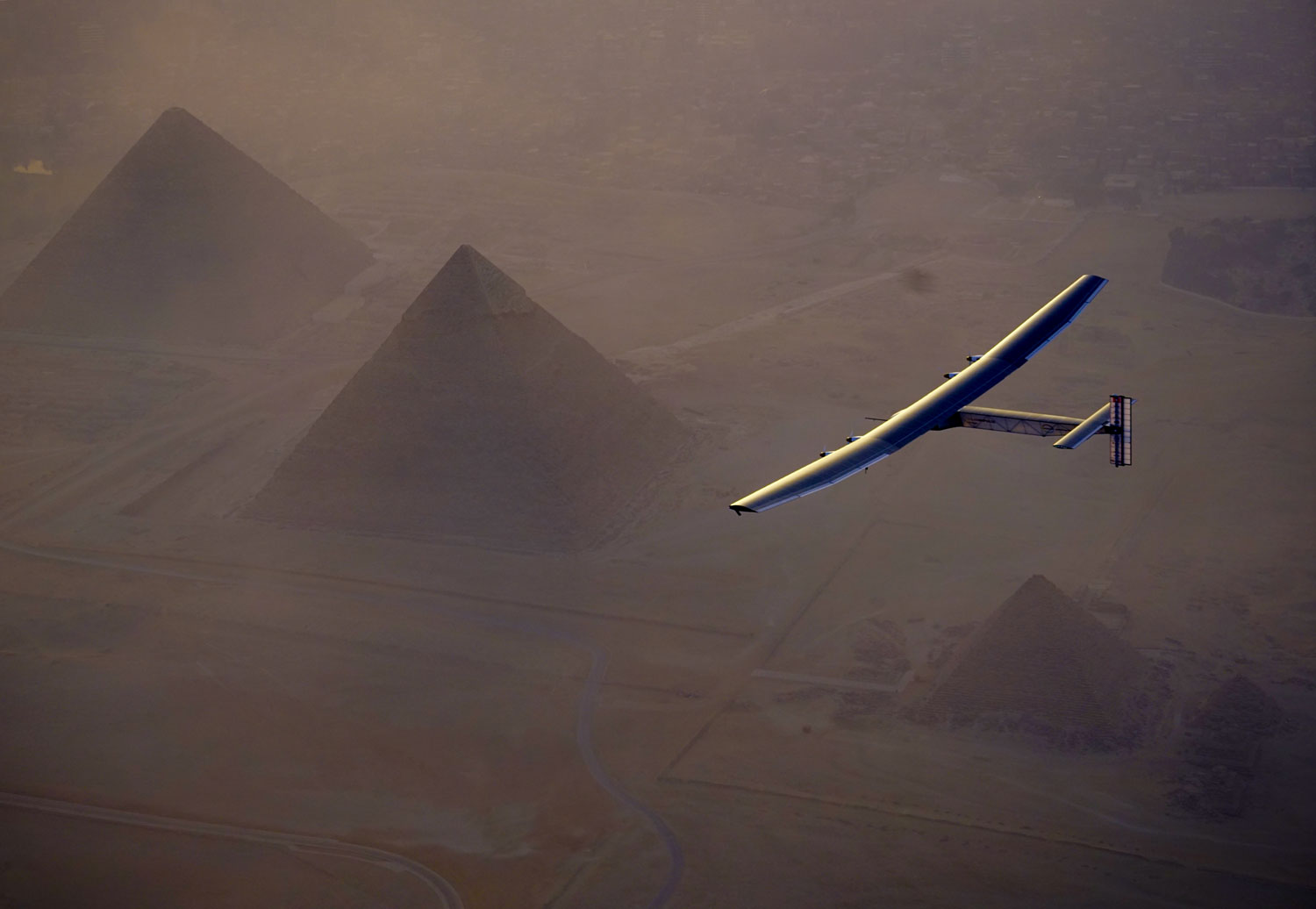 Solar Impulse s’apprête à atterrir au Caire en Égypte et avant survole les pyramides © Solar Impulse