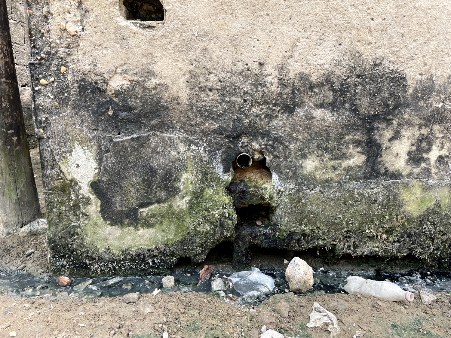 Dans la rue de Marie-Claire, les murs de toutes les maisons sont rongés par l’eau © Globe Reporters