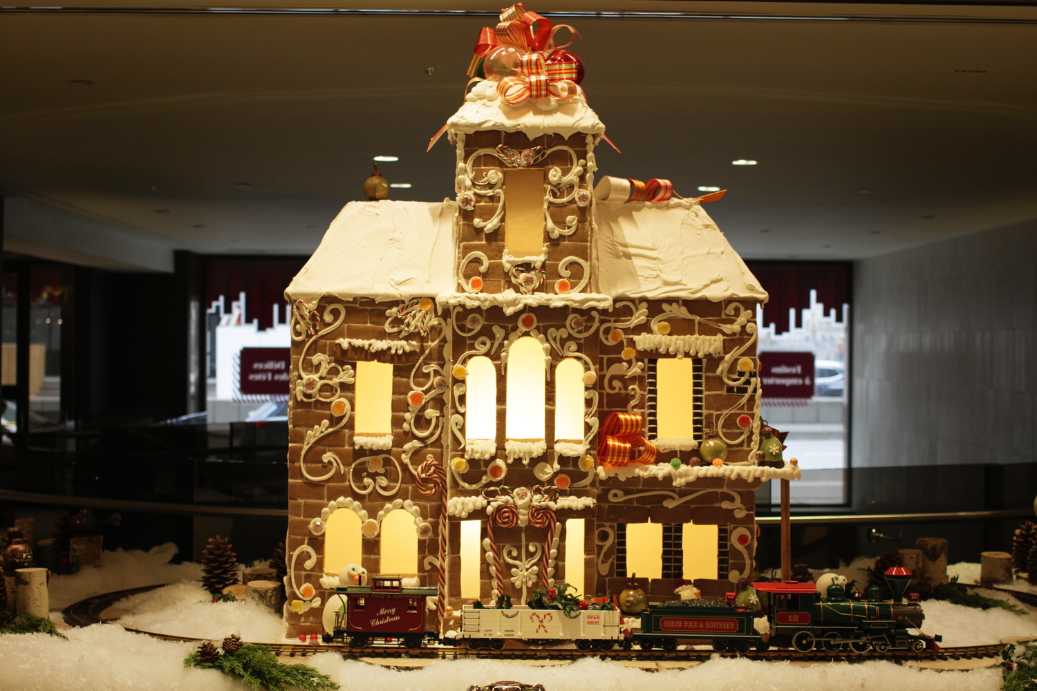 Une immense maison de pain d’épice dans le hall de l’hôtel.