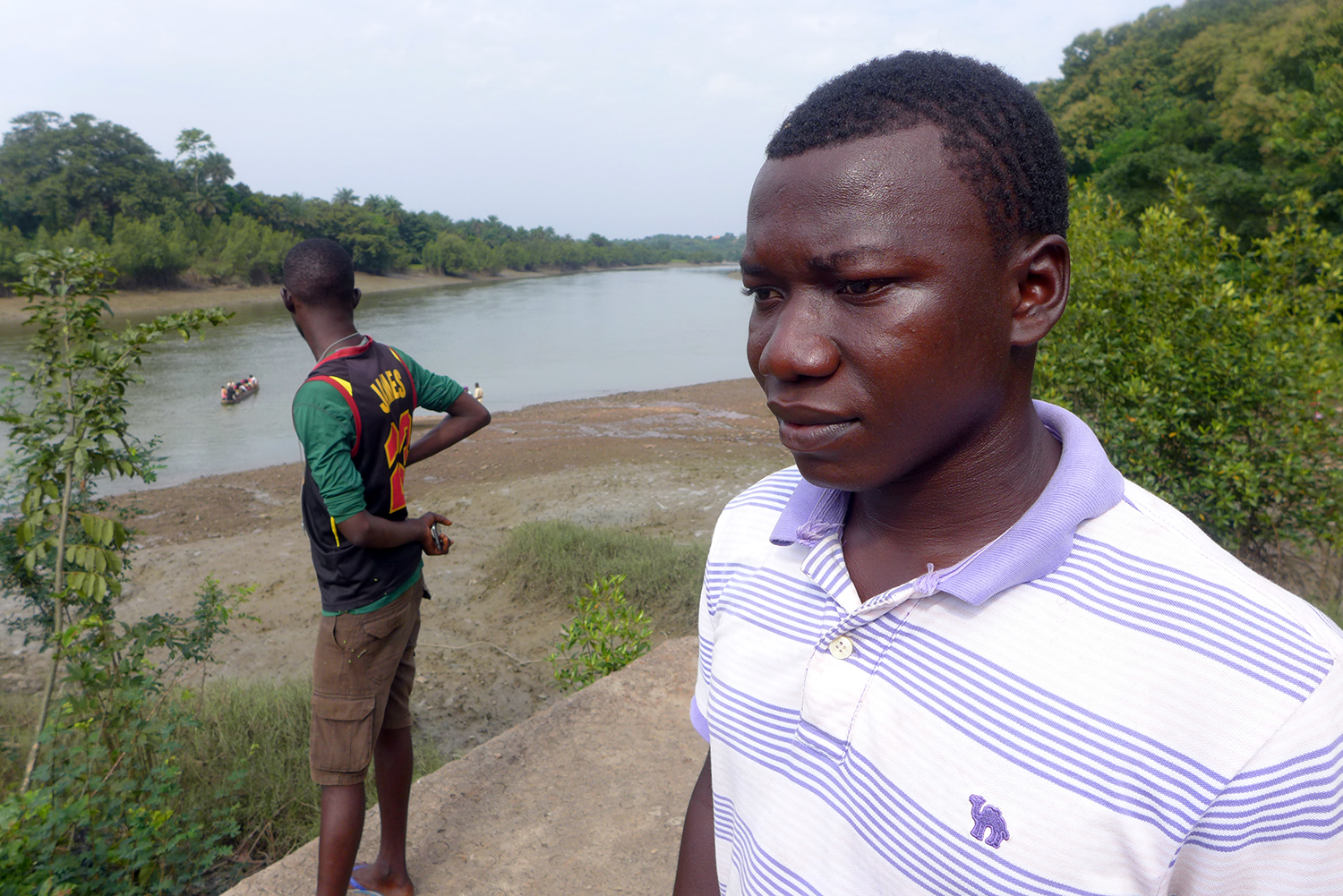 Mamadou Oury TRAORÉ, fils de Mamadou Bailo TRAORÉ, guide du musée de Boké sur l’embarcadère du Rio Nunez.