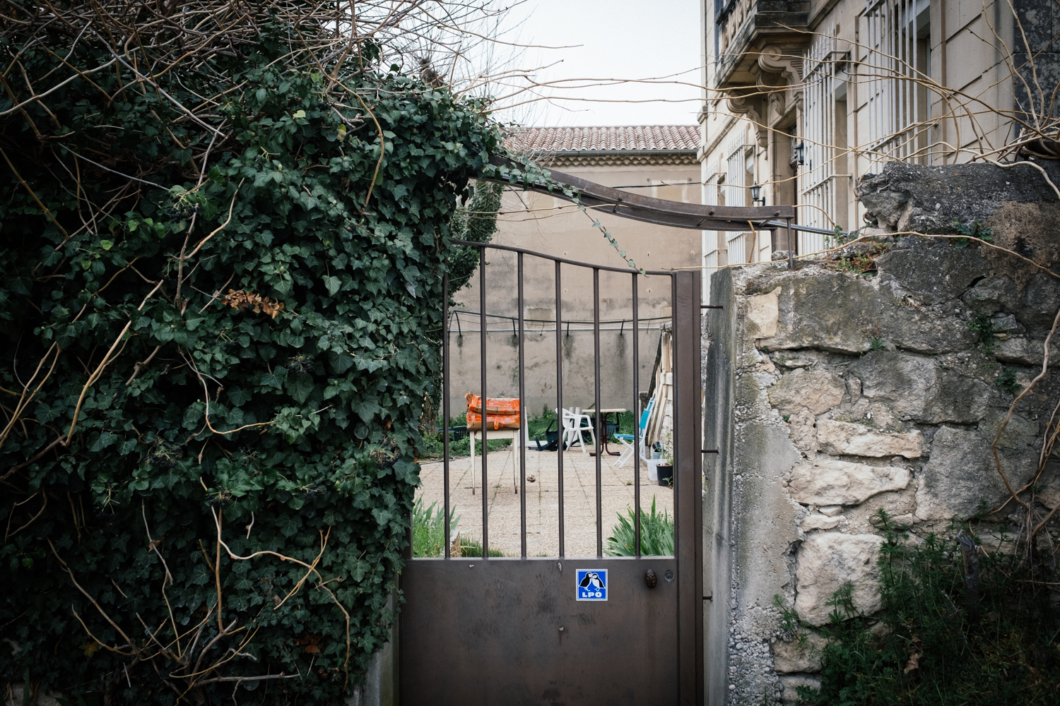 Les bureaux de la LPO Bouches-du-Rhône à Mallemort se situent au fond d’une petite rue, dans un beau bâtiment ancien © Globe Reporters