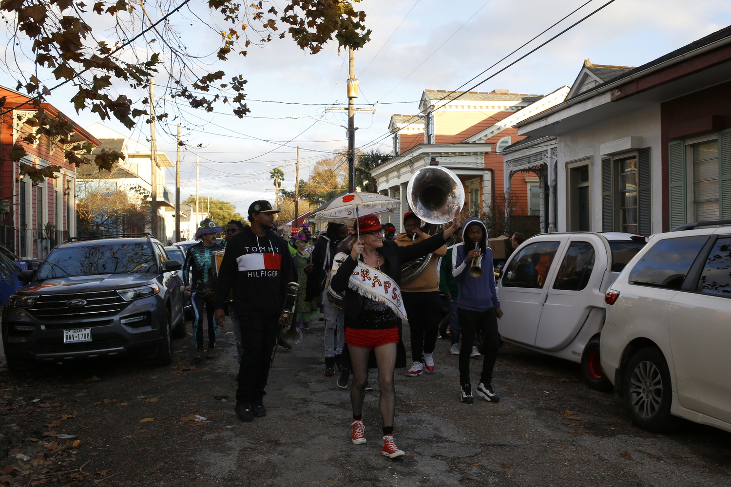 Parade dans les rues du quartier de Bywater © Globe Reporters