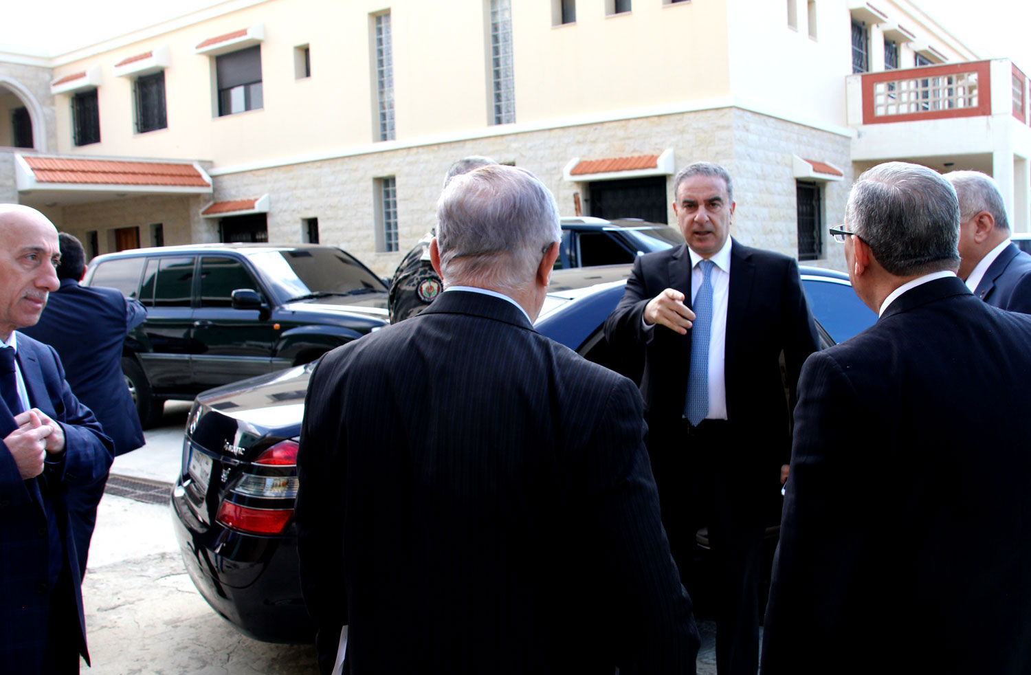 Avant de monter en voiture, le ministre invite l’envoyé spécial des globe-reporters à l’accompagner sur le chemin du retour.