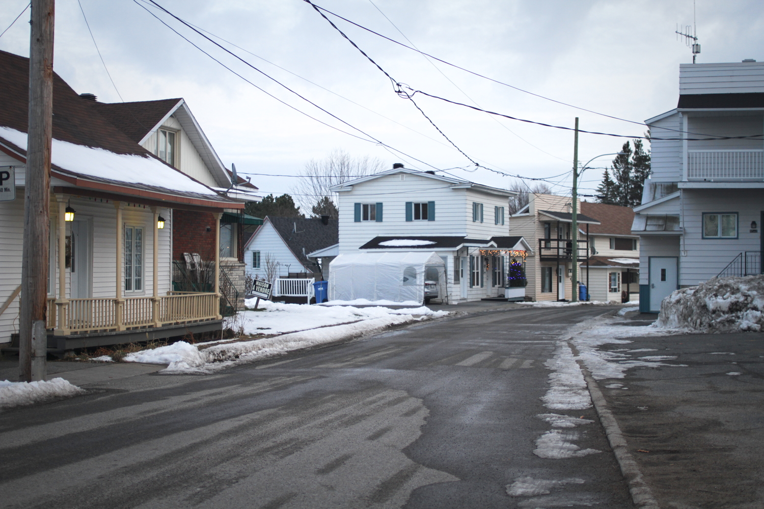 Une rue dans la commune de Pierreville, adjacente à Odanak. C’est ici que l’on peut trouver des services et un supermarché pour s’alimenter.