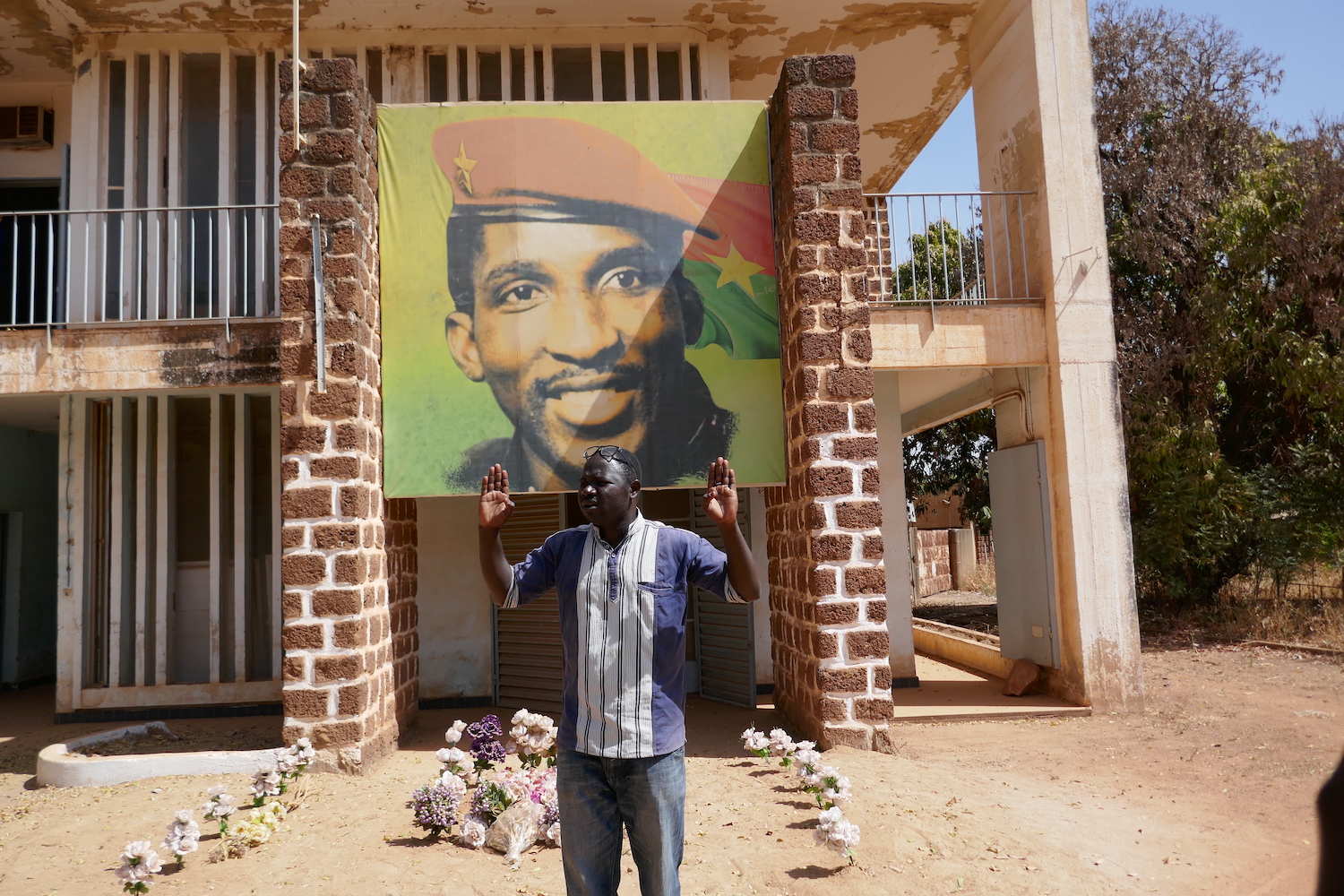 Pingdwende Mady KIMA raconte la journée du 15 octobre 1987, quand Thomas SANKARA sort de ce bâtiment les bras levés et qu’il est abattu © Globe Reporters