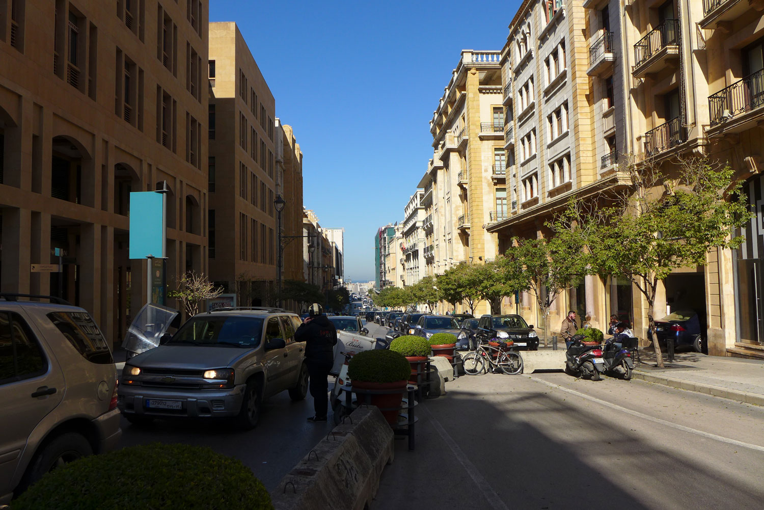 De larges avenues qui débouchent sur la mer.