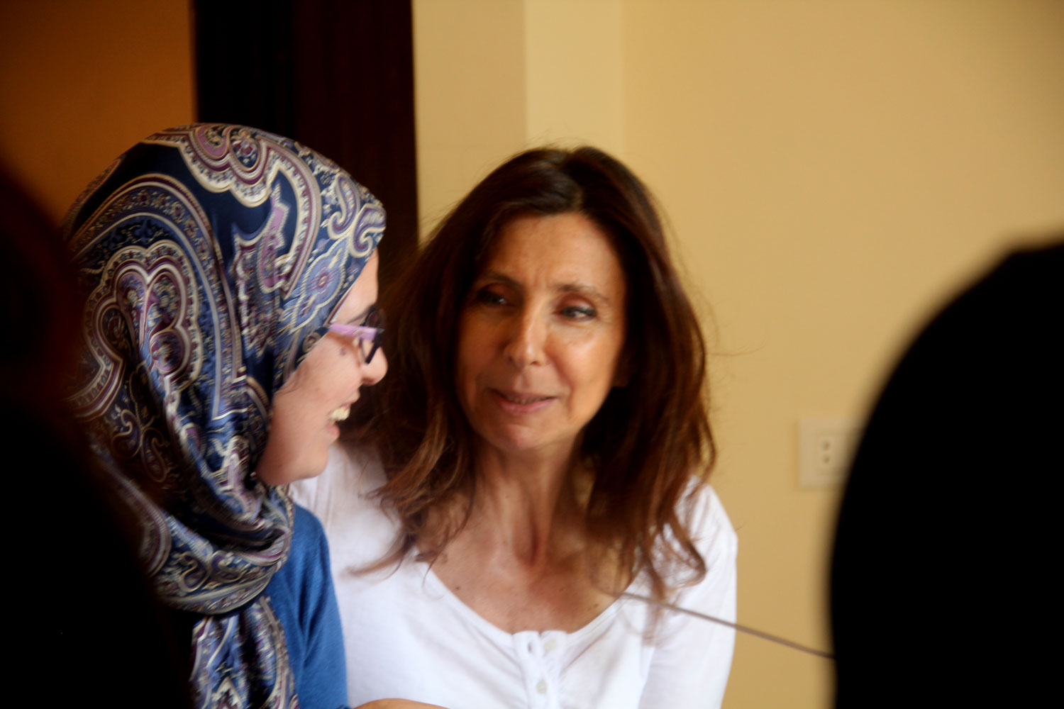 Rima discute avec une personne de la mairie © Globe Reporters