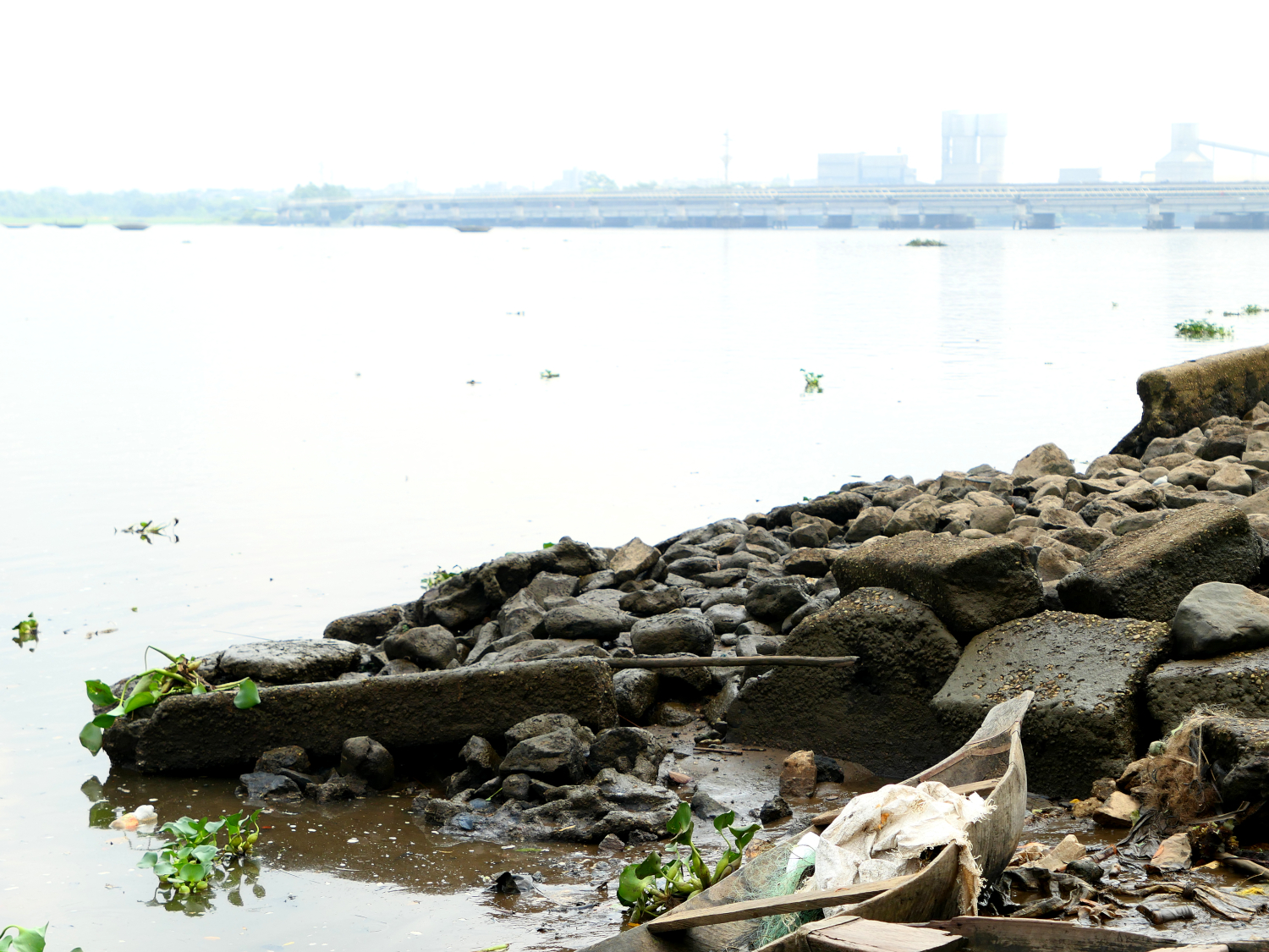 Vue du pont sur le Wouri et les industries polluantes en arrière-plan © Globe Reporters