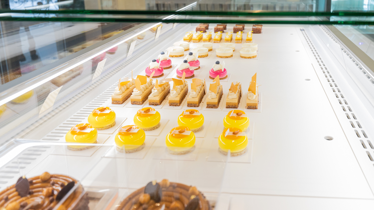 Yann BRYS propose une variété de pâtisserie dans sa boutique Tourbillon © Globe Reporters