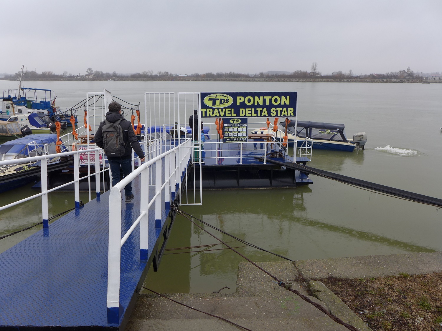 Départ pour Crisan à partir de Tulcea, avec une compagnie qui fait des « courses rapides » : ce sont de petites compagnies privées, qui proposent le trajet dans des petits bateaux à moteur.