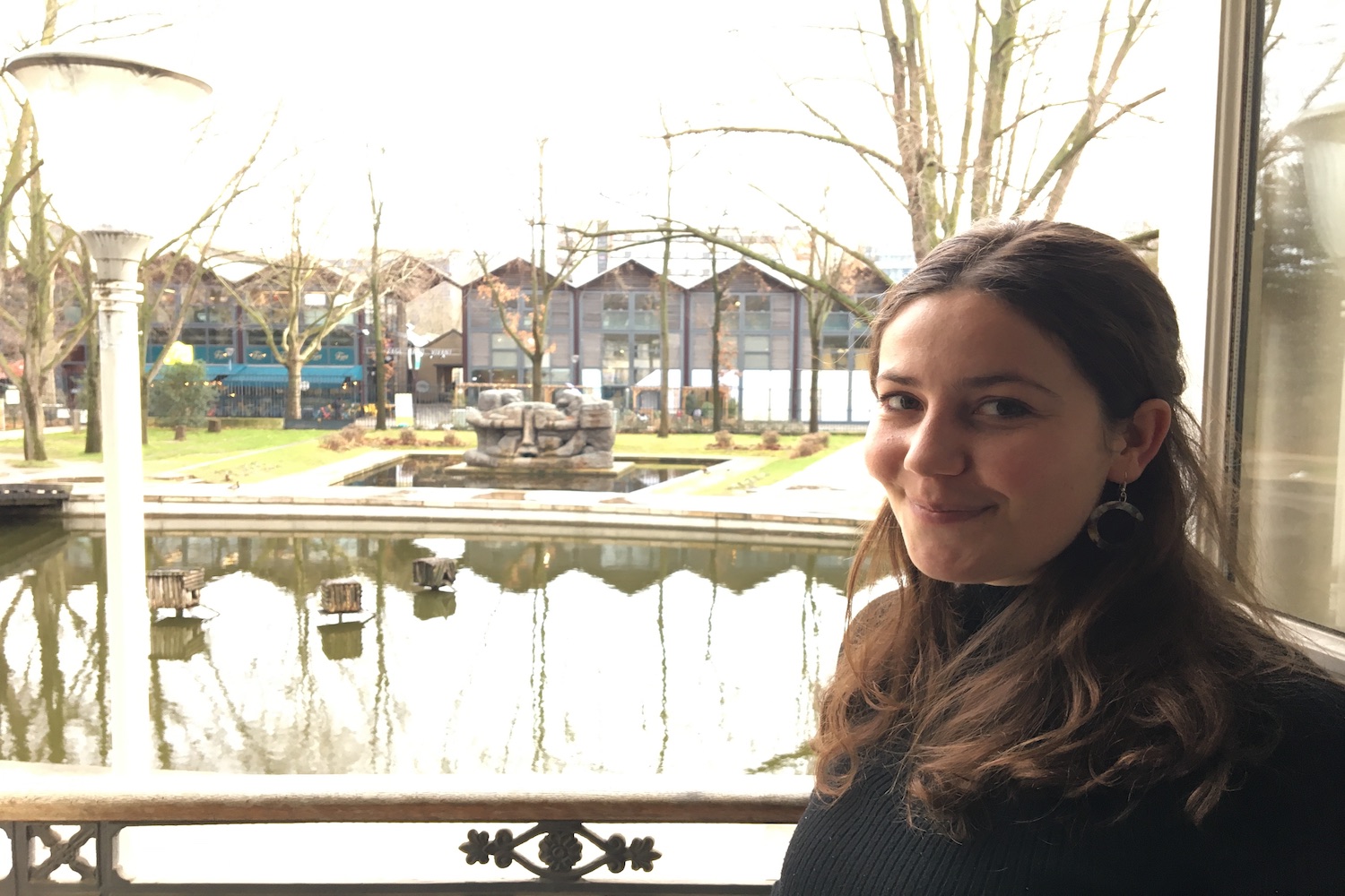 Justine BICHON dans son bureau de l’Agence parisienne du climat © Globe Reporters