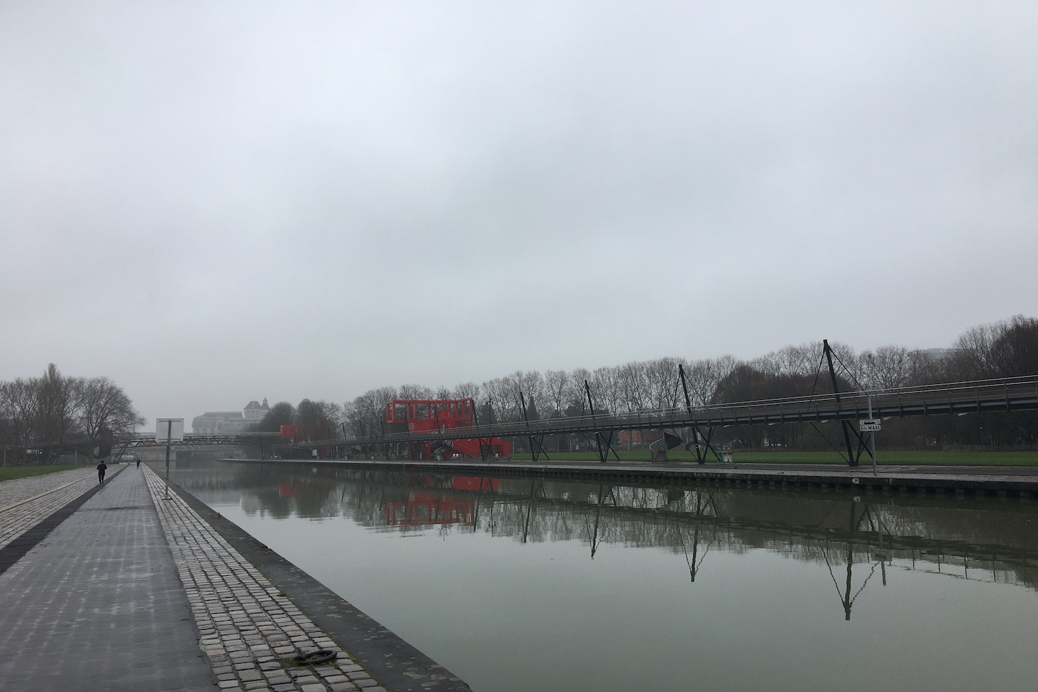 Pour se rendre dans les locaux d’Ile-de-France Nature, notre envoyée spéciale traverse le parc de la Villette en vélo © Globe Reporters