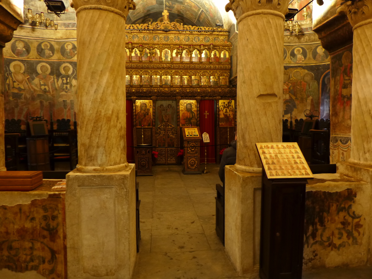 L’église du monastère Stavropoleos, dans le quartier de Lipscani, le cœur historique de la ville. Elle date aussi du XVIIIe siècle. Elle est de style Brâncovenesc (la Renaissance roumaine), qui mélange les influences orientales et occidentales.