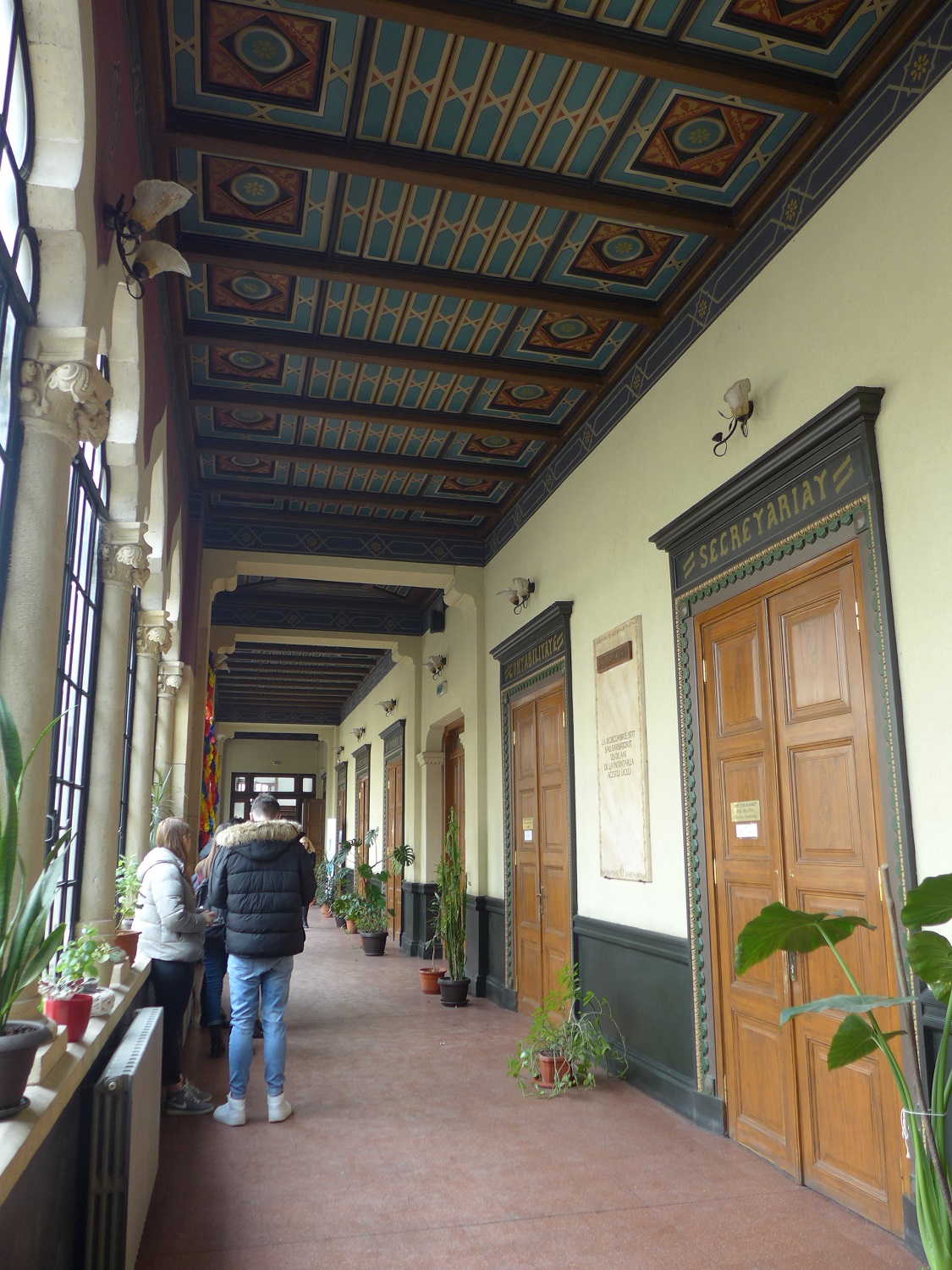 Le couloir, richement décoré en boiseries.