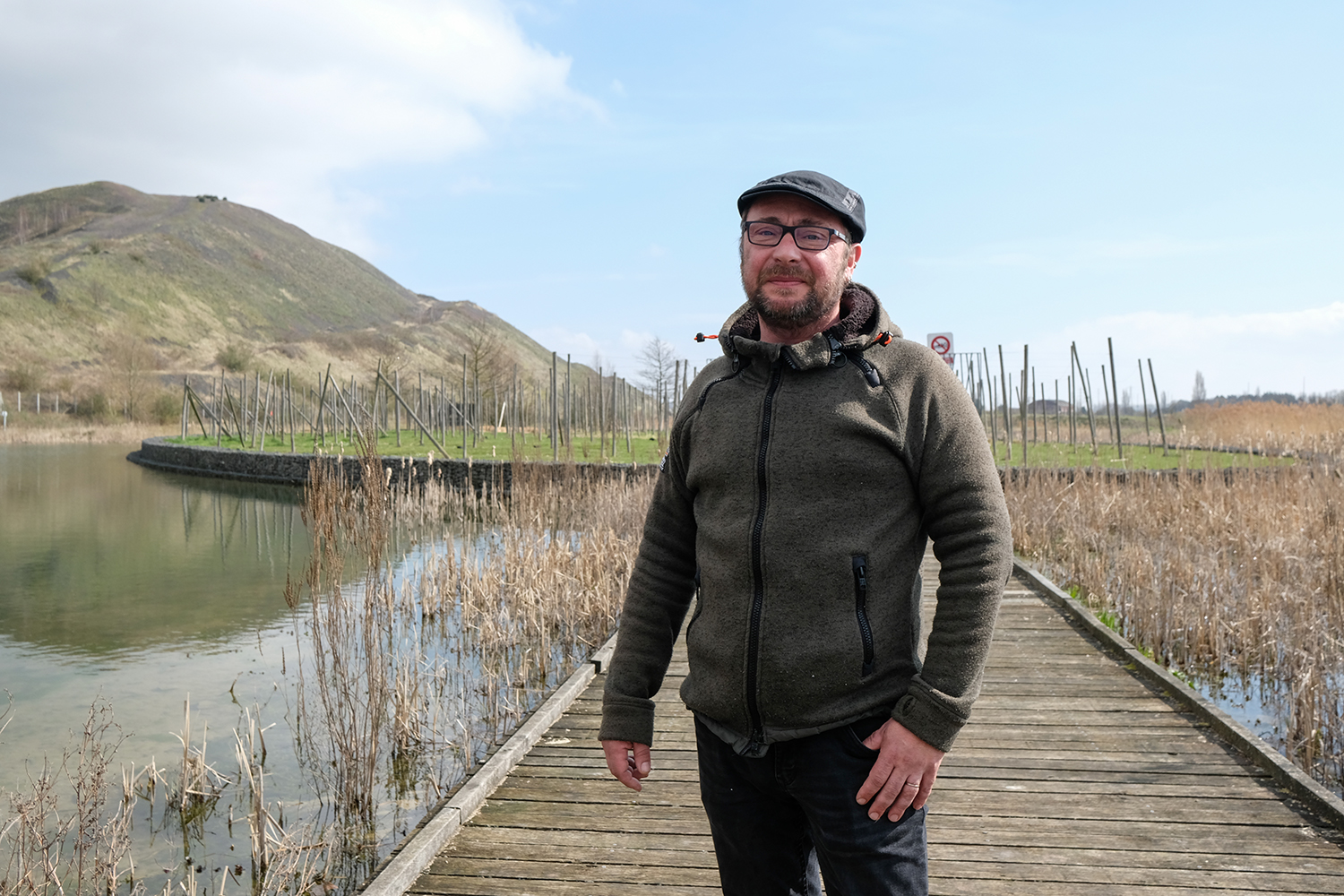 Gaétan Grembert devant les bassins du parc des îles. 