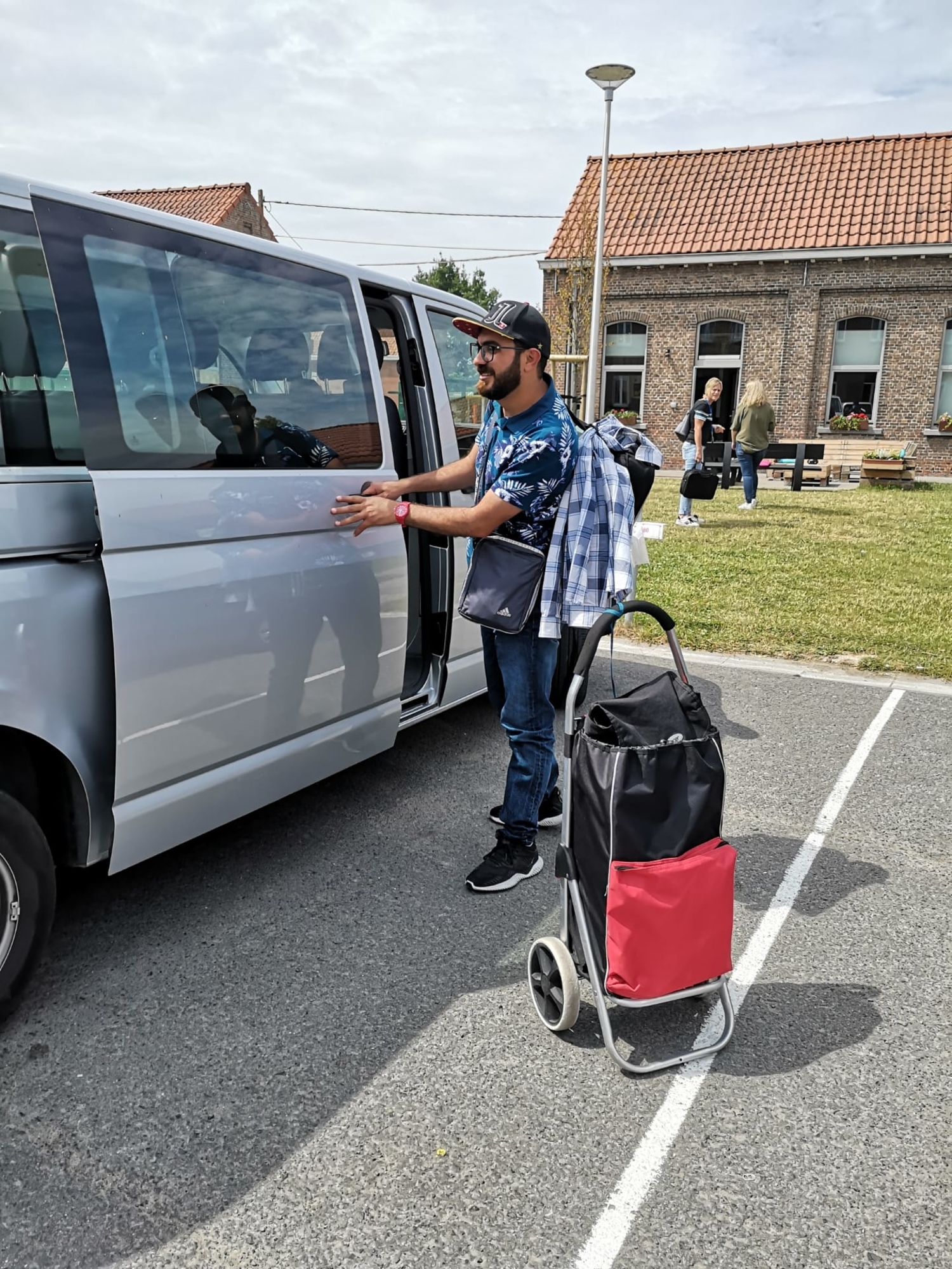 Majdi avec l’équipe Cinemaximiliaan en visite  dans un camp pour refugiés pour la projection de quelques courts-métrages / crédit photo : Majdi