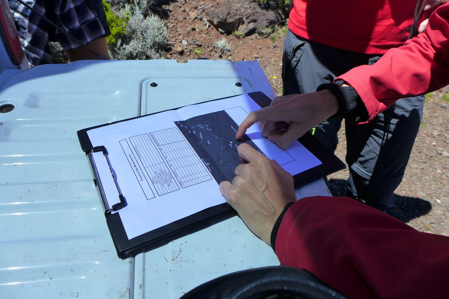 Après le Pas de Bellecombe, direction la retenue d’eau du gîte du volcan, où la scientifique va prendre les mesures de CO2.