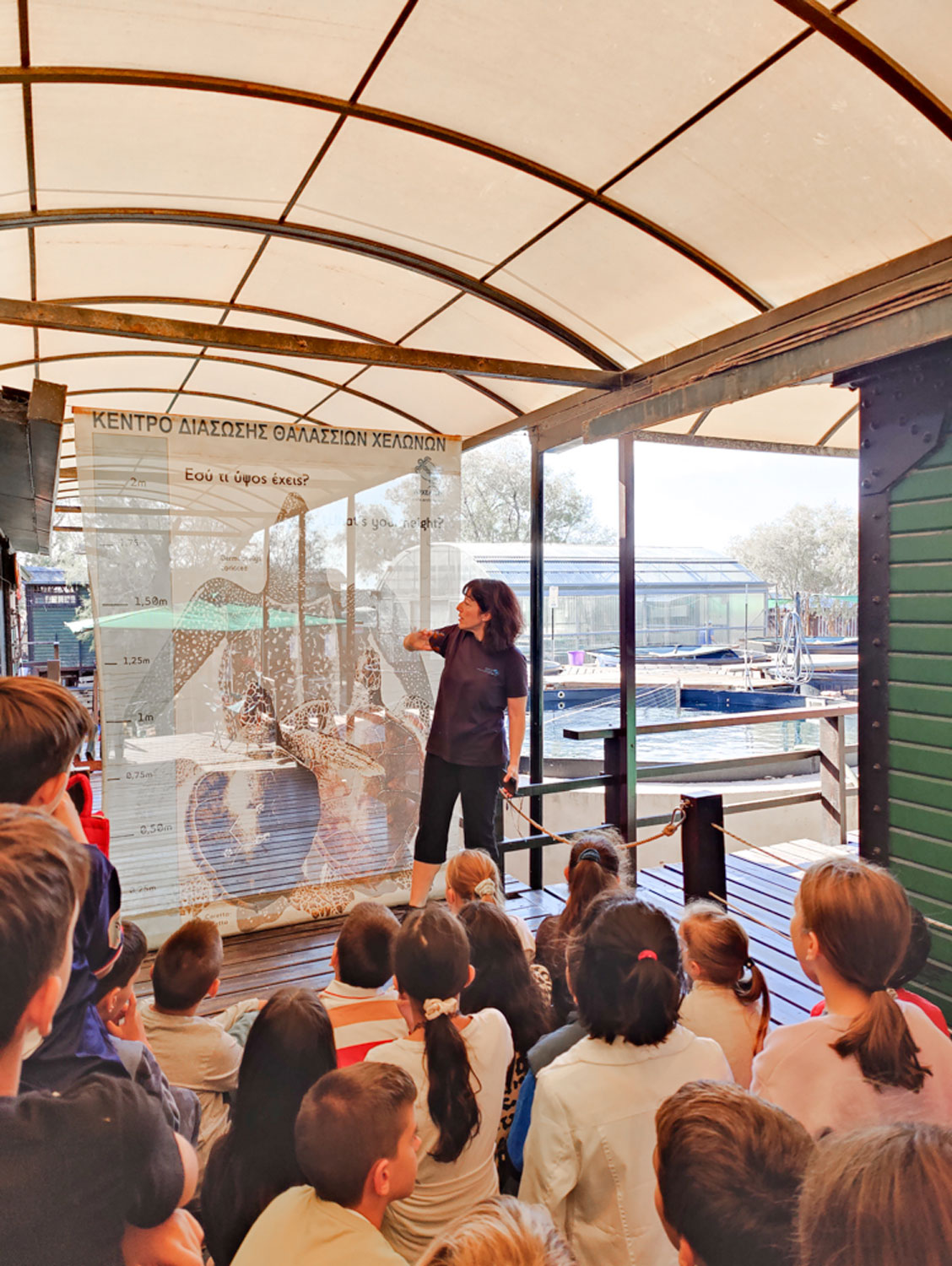 Explications au cours d’une visite scolaire © Archelon