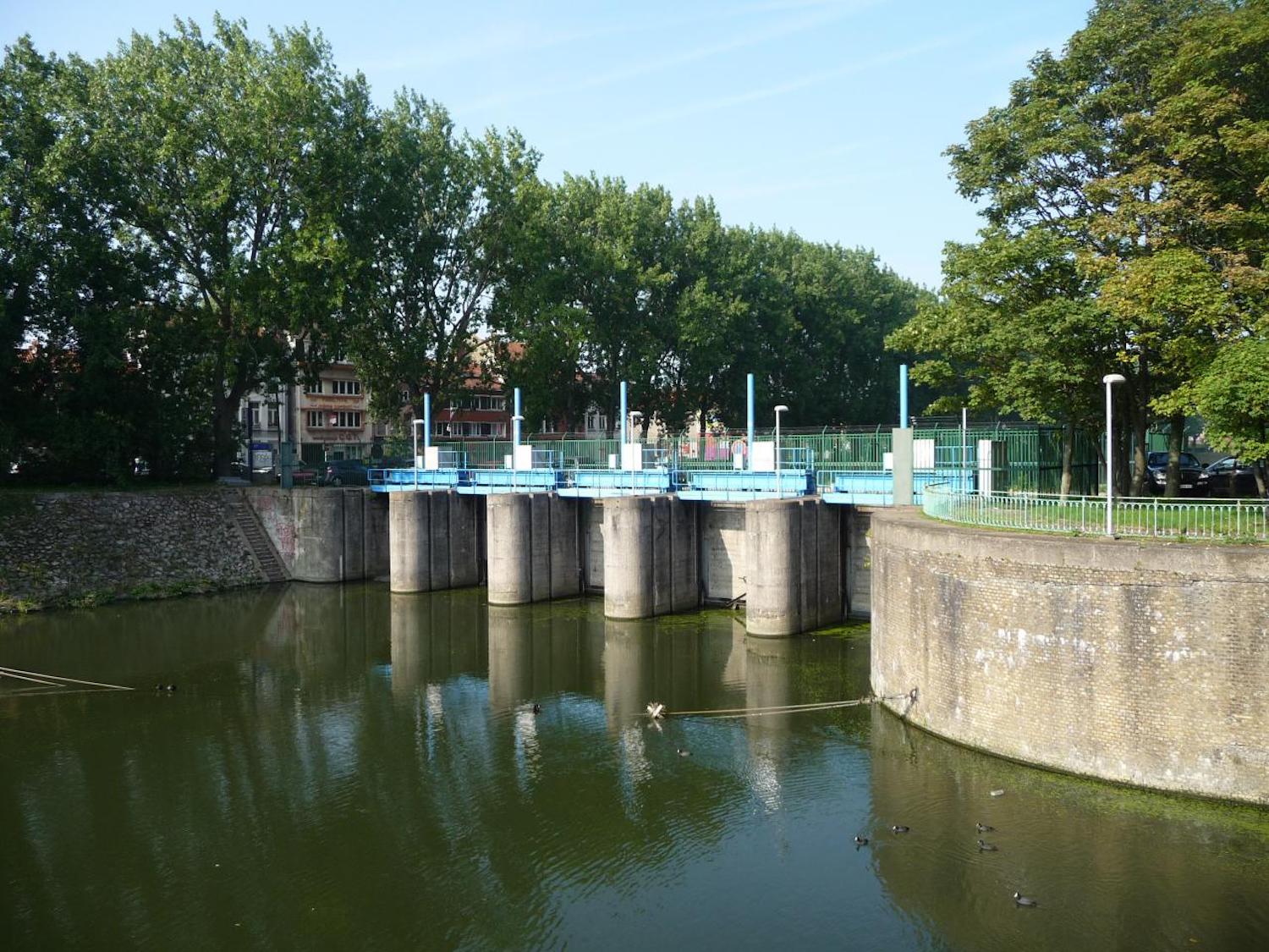 L’itinéraire « Mer et littoral » met en avant les enjeux liés à la lutte contre les submersions marines et à la maîtrise des niveaux d’eau dans les canaux. © Agur